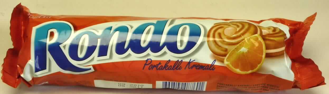 Doppelkekse mit Cremefüllung

Ein Warenmuster in Originalumschließung lag vor.

Bunt bedruckter Schlauchfolienbeutel; der Aufdruck enthält Angaben zum Erzeugnis (Sandwich 
Biskuit mit Orange und Sahne;100 g) und zu den Zutaten (siehe Feld 8).
Hellbraune, runde, gemusterte, mit einer blass orangefarbenen Fettcreme gefüllte Doppelkekse 
(Durchmesser ca. 4 cm); Geschmack nach gesüßtem Gebäck und Orangencreme.

Wassergehalt (Keksanteil): 12 GHT oder weniger
Fett im Keksanteil: 35 GHT oder weniger 
Stärke/Glucose**: 25 bis weniger als 50 GHT
Saccharose/Invertzucker/Isoglucose*: 5 bis weniger als 30 GHT 
Milchfett***: weniger als 1,5 GHT
Milchprotein***: weniger als 2,5 GHT
 
*  : festgestellt gemäß VO (EG) 900/2008
** : festgestellt gemäß VO (EG) 900/2008, VO (EU) 118/2010
***: Antragsangaben

Backware, gesüßte Kekse, weder mit Schokolade noch mit kakaohaltigen Überzugsmassen überzogen 
oder bedeckt, mit einem Gehalt an Milchfett von weniger als 8 GHT, Doppelkekse mit Füllung