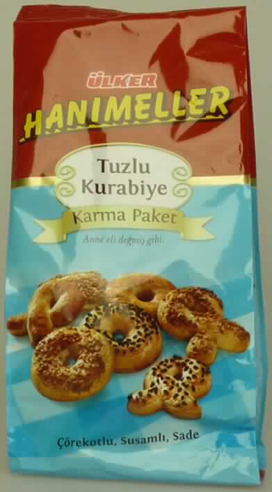 Kekse mit Sesam und Schwarzkümmel

Ein Warenmuster in Originalumschließung und vertrauliche Informationen zur Zusammensetzung 
lagen vor.

Bunt bedruckter Schlauchfolienbeutel; der Aufdruck enthält Angaben in türkischer und englischer 
Sprache zum Erzeugnis (gesalzene Kekse; 185 g) und zu den Zutaten (siehe Feld 8).
Hellbraune, auf der Oberseite teilweise mit Sesamsamen oder Schwarzkümmelsamen bestreute 
Kekse in drei unterschiedlichen Formen (Keksringe (Durchmesser ca. 4 cm); rechteckige Kekse 
(4 cm x 3 cm x 1,3 cm) und Kekse in Form einer Schleife); Geschmack nach ungesüßtem, fettigem, 
gesalzenem Keksgebäck mit Sesam und Schwarzkümmel.

Milchfett*: weniger als 1,5 GHT
Milchprotein*: weniger als 2,5 GHT
Stärke/Glucose**: 25 bis weniger als 50 GHT
Saccharose/Invertzucker/Isoglucose***: 0 bis weniger als 5 GHT

*  : Antragsangaben
** : festgestellt gemäß VO (EG) 900/2008, VO (EU) 118/2010
***: festgestellt gemäß VO (EG) 900/2008

Backware, Kekse und ähnliches Kleingebäck, nicht gesüßt