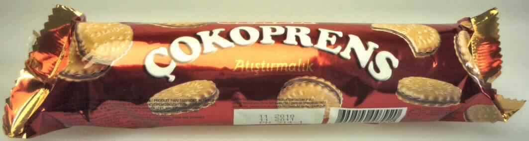 Doppelkekse mit Cremefüllung

Ein Warenmuster in Originalumschließung lag vor.

Bunt bedruckter Schlauchfolienbeutel; der Aufdruck enthält Angaben zum Erzeugnis 
(Doppelkeks mit Haselnuss und Kakaocreme; 81 g) und zu den Zutaten (siehe Feld 8).
Hellbraune, runde, gemusterte, mit einer dunkelbraunen Fettcreme gefüllte Doppel-
kekse (Durchmesser ca. 4 cm); Geschmack nach gesüßtem Gebäck und Kakaocreme.

Wassergehalt (Keksanteil): 12 GHT oder weniger
Fett im Keksanteil: 35 GHT oder weniger 
Stärke/Glucose**: 25 bis weniger als 50 GHT
Saccharose/Invertzucker/Isoglucose*: 5 bis weniger als 30 GHT 
Milchfett***: weniger als 1,5 GHT
Milchprotein***: weniger als 2,5 GHT
 
*  : festgestellt gemäß VO (EG) 900/2008
** : festgestellt gemäß VO (EG) 900/2008, VO (EU) 118/2010
***: Antragsangaben

Backware, gesüßte Kekse, weder mit Schokolade noch mit kakaohaltigen Überzugsmassen 
überzogen oder bedeckt, mit einem Gehalt an Milchfett von weniger als 8 GHT, Doppel-
kekse mit Füllung