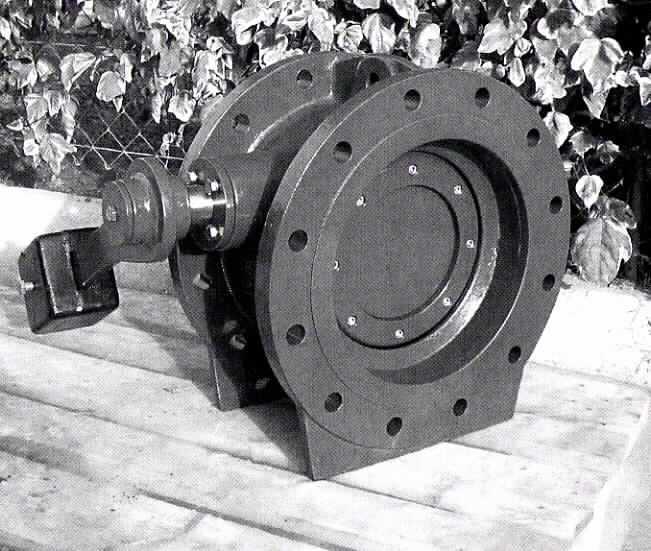 Rückschlagklappe, Typ Vela KC - Nennweite DN 600,
aus einem Gehäuse mit doppelexentrisch gelagerter Klappenscheibe, weichdichtend mit gekammerten EPDM-Profilring am Klappenscheiben-Umfang, mit Hebel, Gewicht und Welle aus Gusseisen und Stahl, mit einem Außendurchmesser von 780 mm, zum Einbau in Rohrleitungen zur Regulierung des Mediendurchflusses in  der Wasserversorung und Wasseranlagenbau.

Das Erzeugnis ist als "Armatur und ähnliche Apparate für Rohr- oder Schlauchleitungen, Rückschlagklappe aus Gusseisen oder Stahl, nicht für bestimmte Luftfahrzeuge, mit einem Außendurchmesser von mehr als 37 mm" einzureihen.