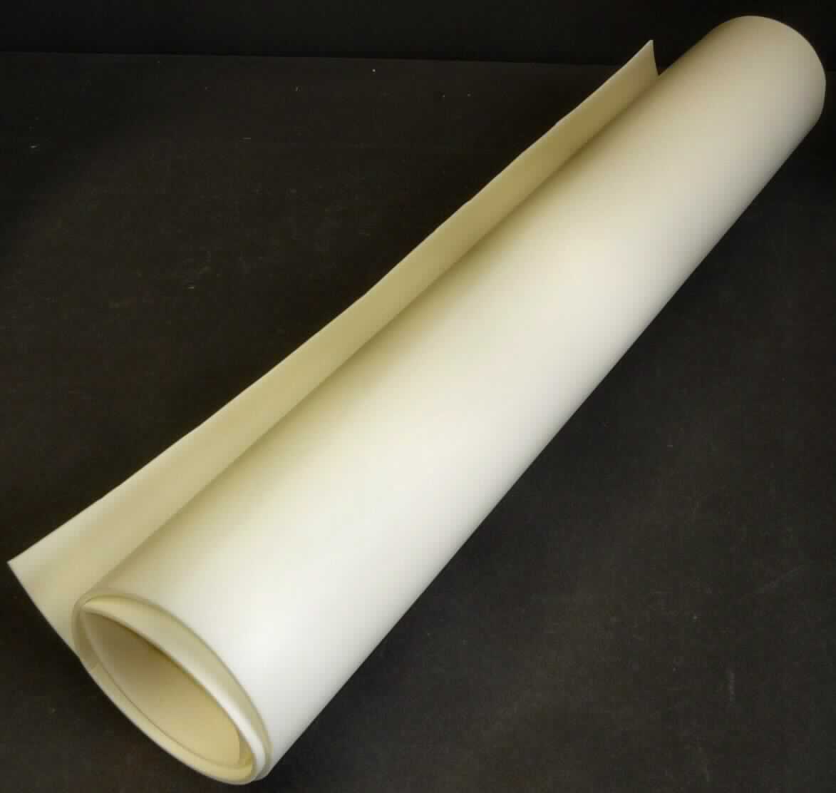 Angaben des Antragstellers:
Streifysoft-Volara
Fütterungsmaterial und zur Verwendung für Korsette, glänzende Oberfläche, desinfizierbar, thermoplastisch mit anderen thermoplastischen Materialien verschweißbar (Streifylast, Streifylen), kann mit einer groben oder feinen Schleifhülse bearbeitet werden, Verarbeitungstemperatur 130-140°C, Farbe weiß

Untersuchungsergebnisse an einem Warenmuster:
Rechteckiger Abschnitt einer weißen, zelligen, flexiblen Kunststoffmatte aus Ethylenvinylacetat (Dicke: ca. 3 mm).

Befund:
Es liegt ein Flacherzeugnis aus Zellkunststoff im Sinne der Position 3921 vor.