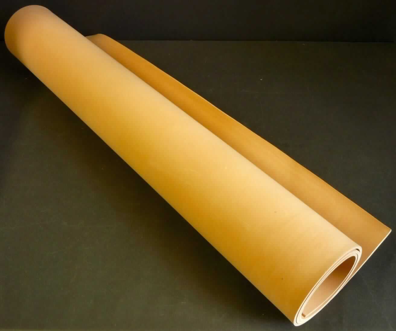 Angaben des Antragstellers:
Colorfoam,
PE-Schaumstoff, für festere Weichwandinnentrichter ("Soft sockets"), Verformungstemperatur 130-135°C, tiefziehfähig, nicht schrumpfend, gute Rückstellkraft, zwischen 40-45° Shore A, je nach Farbe und Materialstärke
Polstermaterial
VE = 1 Platte (1,6 qm)

Untersuchungsergebnisse an einem Warenmuster:
Rechteckiger Abschnitt einer rosafarbenen, zelligen, flexiblen Kunststoffmatte aus Ethylenvinylacetat (Dicke: ca. 5 mm).

Befund:
Es liegt ein Flacherzeugnis aus Zellkunststoff (Ethylenvinylacetat) im Sinne der Position 3921 vor.