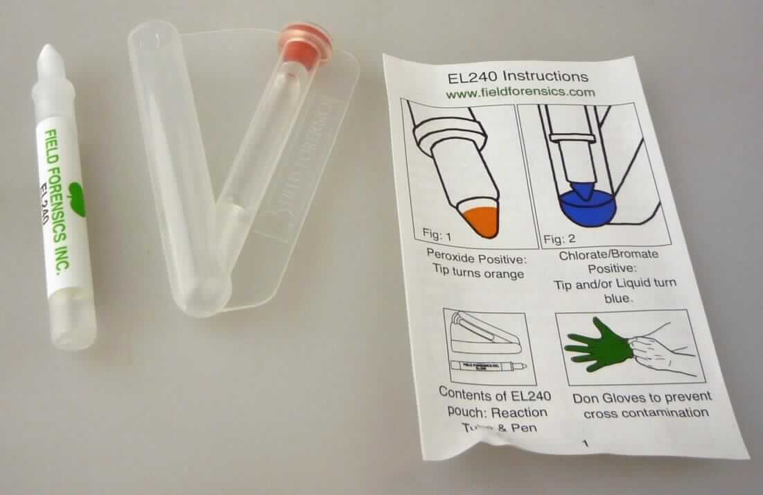 Angaben:
Sprengstoffschnelltest ELITE EL 240, einstufiger Test in Stiftform zum Nachweis von Chloraten, Bromaten und Peroxiden. Der Nachweis beruht auf chemischen Reaktionen, die durch einen Farbumschlag sichtbar werden.

Feststellungen:
Der Test besteht aus zwei V-förmig angeordneten Plastikröhrchen, Länge ca. 7,5 cm, eingeschweißt in eine alubeschichtete Kunststoffverpackung u. a. mit der Aufschrift "ELITE Test for solids and liquids, detects: Hydrogen Peroxide, MEKP, TATP, HMTD". 
In einem der Röhrchen befindet sich eine farblose Flüssigkeit, in dem anderen Röhrchen ein Stift mit einer Filzspitze. Im Schaft des Stifts befindet sich eine Ampulle mit einer klaren Flüssigkeit mit weißen Flocken. 
Die zu untersuchende Probe wird mit der Filzspitze aufgenommen. Durch Zerdrücken der Ampulle im Stift wird die Flüssigkeit freigesetzt. In Gegenwart von Peroxiden soll sich die Spitze orange färben. Die Spitze wird anschließend in die Flüssigkeit im zweiten Röhrchen getaucht. In Gegenwart von Chloraten oder Bromaten soll sich die Lösung blau färben. 
In der Verpackung befindet sich außerdem eine Anleitung zur Testdurchführung

Befund:
Zubereitete Diagnostik- oder Laborreagenzien, auch auf einem Träger.