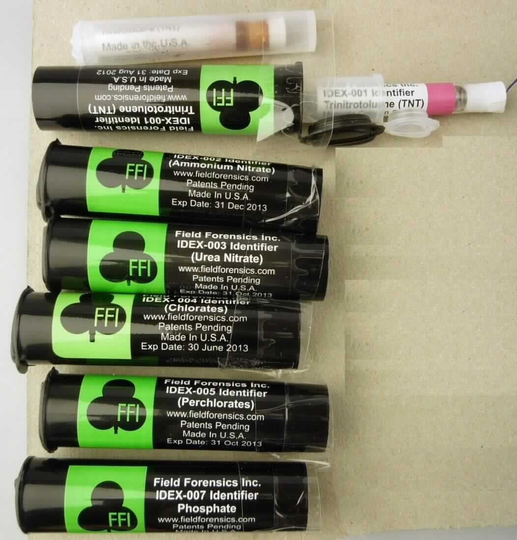 Angaben:
Sprengstoffschnelltest-Serie IDEX, einstufiger Test in Stiftform zum Nachweis unbekannter Substanzen. Der Nachweis beruht auf chemischen Reaktionen, die durch einen Farbumschlag sichtbar werden.

Feststellungen:
Ein Test besteht aus einem Plastikröhrchen, in dem sich eine Ampulle mit der Reagenzlösung befindet, Länge ca, 6 cm, Durchmesser ca. 0,8 cm. An der Spitze des Röhrchens befindet sich ein etwas klebriger, mit einer Folie abgedeckter Papierstopfen. Die zu untersuchende Substanz  wird mit dem Papierstopfen aufgenommen. Durch Zerbrechen der Ampulle wird die Reagenzlösung freigesetzt und ein positives Resultat durch Farbumschlag angezeigt. Jedes Teströhrchen befindet sich in einer Schutzhülle und ist zusammen mit einem Aufkleber zur Beschriftung der Probe und einem Beipackzettel mit Anwendungshinweisen in einem schwarzen Kunststoffröhrchen mit Schnappdeckel verpackt. Beschriftung u.a. "IDEX Identifier" und die nachzuweisende Substanz:
IDEX-001 Nitro-Aromate
IDEX-002 Ammoniumnitrat
IDEX-003 Harnstoffnitrat
IDEX-004 Chlorate
IDEX-005 Perchlorate
IDEX-006 Nitrate
IDEX-007 Phosphate
IDEX-008 Essigsäureanhydrid
IDEX-009 Peroxide
IDEX-010 Harnstoff

Befund:
Zubereitete Diagnostik- oder Laborreagenzien, auch auf einem Träger.