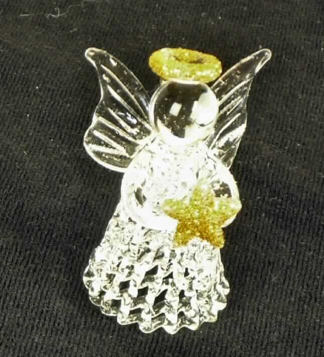 Ziergegenstand aus lampengeblasenem Glas, sog. Engel aus Glas mit Stern, Artikel 24005, Foto siehe Anlage,
- in Form eines Engels mit einem goldfarbenem Heiligenschein, der einen goldfarbenen Stern
  in den Händen hält, 
- lt. Antrag bis auf die Flügel aus charakterbestimmend lampengeblasenem (gesponnenem) Glas,
- mit einer Höhe von 5,5 cm,
- in einem zur Aufnahme des Engels besonders gestalteten und zum dauernden Gebrauch geeigneten 
  Behältnis aus mit Spinnstoffgeweben überzogener Pappe mit aufklappbarem Deckel eingesteckt,
- mit einer beiliegenden "Gebrauchsanweisung" aus Papier, aus der u. a. hervorgeht, dass es sich bei
  dem Engel um einen sog. Schutzengel handelt.

"Zier- und Fantasiegegenstand aus lampengeblasenem (gesponnenem) Glas"