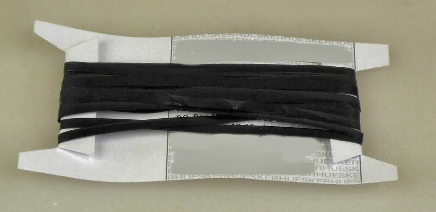 Streifen, Foto siehe Anlage, 
- laut Antrag als Meterware,
- laut Untersuchungsergebnis:
-- Streifen aus Polypropylen (synthetische Spinnmasse) mit einer Streifenbreite von etwa 3 mm, 

"Streifen aus synthetischer Spinnmasse, mit einer augenscheinlichen Breite von weniger als 5 mm,
 aus Polypropylen"
