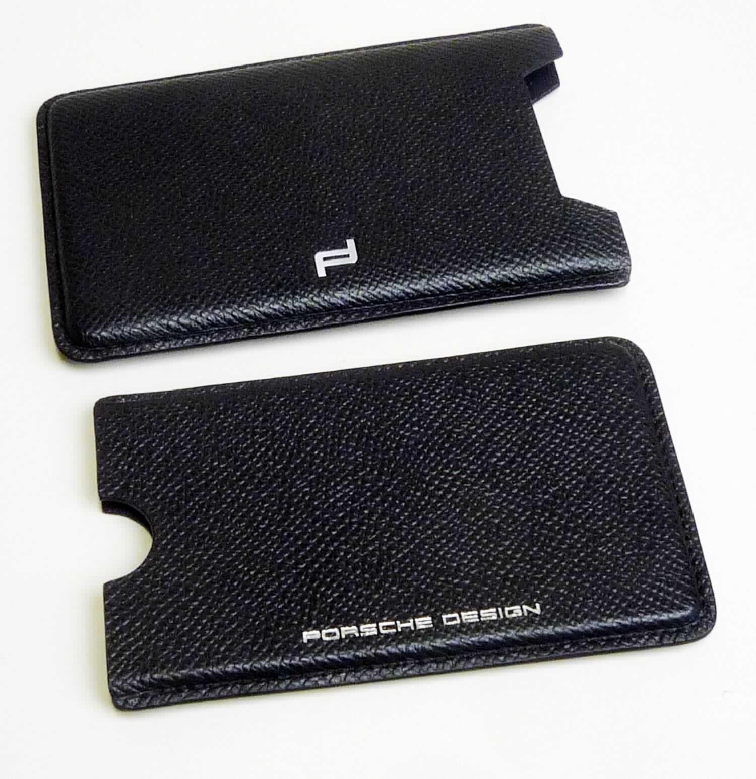 Ähnliches Behältnis (Visitenkartentasche), sog. Business Card Holder, Art. 409 000 2160, Foto siehe Anlage, 
- mit einer Außenseite aus Leder (narbenartig geprägt), 
- zweiteilig, bestehend aus zwei rechteckigen, an einer Schmalseite offenen Einsteckhüllen, 
- - die kleinere Hülle ist mit der offenen Seite in die größere Hülle eingeschoben,
- mit den Abmessungen von ca. 11 x 7,5 cm (flachliegend),
- zur Aufnahme von Visitenkarten bestimmt,
- ohne Hinweise auf Handarbeit.

"Ähnliches Behältnis, Taschen- oder Handtaschenartikel, mit Außenseite aus Leder, nicht handgearbeitet"