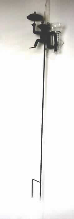 Noch nicht zusammengesetzter Niederschlagsmesser, sog. Regenmesser, im Wesentlichen bestehend aus einem zweiteiligen länglichen Stab mit einer Gesamtlänge von 117,5 cm aus unedlem Metall mit einem stilisierten Frosch am oberen Ende, sowie einer kreisrunden Halterung und einem zylindrischen Glasgefäß, welches in "mm/m²" skaliert ist (äußere Form: siehe Abbildung in der Anlage). Der Niederschlagsmesser muss noch zusammen gesetzt werden. 

Die Ware dient der Bestimmung der Niederschlagsmenge in privaten Anwendungsbereichen.

Eine Einreihung in die Position 8306 kommt nicht in Betracht, da Waren des Abschnittes XVIII gemäß Anmerkung 1 h) zu Abschnitt XV von diesem ausgenommen sind.

Die Ware wird als "nichtelektronisches Gerät für die Meteorologie, nicht von UPos. (HS) 9015 10 bis 9015 40 erfasst, nicht für bestimmte Luftfahrzeuge" eingereiht.