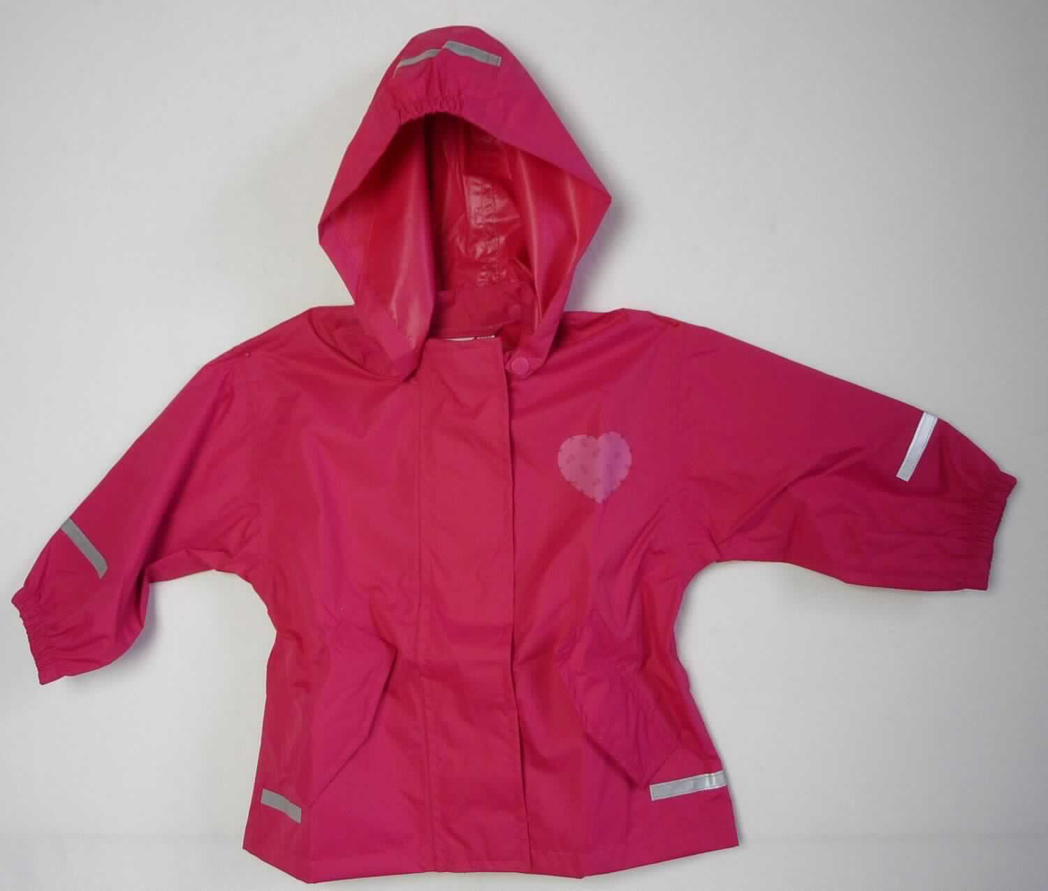 Anorakähnliches Kleidungsstück, sog. Kleinkinder Regenjacke für Mädchen, Art. 288117, Größe 74/80, Foto siehe Anlage,
- in einem Polybeutel mit bedrucktem Pappeinleger verpackt,
- aus ca. 0,1 mm dicken, einfarbigen Geweben aus laut Antrag 100 % Polyester (synthetische Chemiefasern); die
  Gewebe sollen laut Antrag einseitig mit Kunststoff bestrichen sein, ein Bestreichen mit Kunststoff ist jedoch mit
  dem bloßen Auge nicht wahrnehmbar (keine Meterware der Position 5903; u. a. somit keine Ware der Position
  6210), 
- über den Schritt reichend (Rückenlänge: ca. 38 cm), 
- mit einem schmalen Stehkragen und einer daran angesetzten, abknöpfbaren Kapuze, 
- vorn mit einer durchgehenden Öffnung mit einem bis in die Kragenspitzen reichenden Reißverschluss und Patte
  mit Klettverschluss von rechts über links,
- mit langen Ärmeln, an den Ärmelenden elastisch verengt,
- mit zwei eingesetzten Taschen mit Klettverschluss unterhalb der Taille,
- an der Kapuze, den Ärmeln und am unteren Rand mit schmalen, reflektierenden Streifen versehen,
- im Bereich der Brust und hinten mit Aufdrucken verziert,
- am unteren Rand durch Umschlagen und Festnähen gesäumt,
- ist für Kleinkinder mit einer Körpergröße von bis zu 86 cm bestimmt.

"Kleidung für Kleinkinder, aus Geweben, aus synthetischen Chemiefasern"