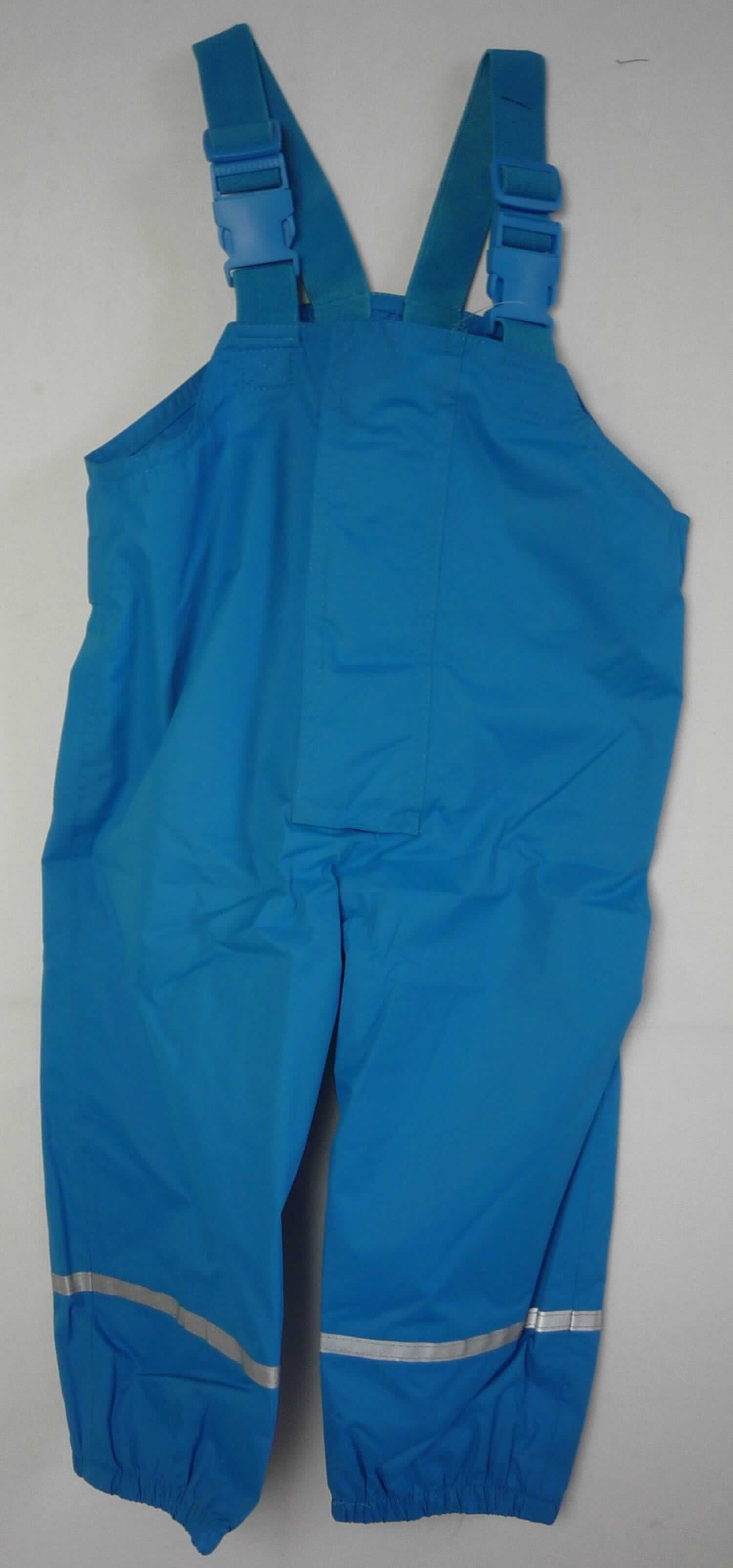 Latzhose, sog. Kinder Regenhose für Jungen, Art. 288252, Größe 74/80, Foto siehe Anlage, 
- in einem Polybeutel mit bedrucktem Pappeinleger verpackt,
- aus ca. 0,1 mm dicken, einfarbigen Geweben aus laut Antrag 100 % Polyester (synthetische Chemiefasern); die
  Gewebe sollen laut Antrag einseitig mit Kunststoff bestrichen sein, ein Bestreichen mit Kunststoff ist jedoch mit 
  dem bloßen Auge nicht wahrnehmbar (keine Meterware der Position 5903; u. a. somit keine Ware der Position 
  6210),
- mit einem Vorder- und Rückenlatz und daran angenähten, längenverstellbaren, elastischen Trägern aus Geweben, 
  mit Verschlussschnallen aus Kunststoff,
- vorn mit einer bis zum Schritt reichenden Öffnung mit Reißverschluss und Patte mit Klettverschluss von links über
  rechts,
- hinten in Taillenhöhe elastisch verengt,
- mit knöchellangen, elastisch verengten Hosenbeinen; mit aufgenähten, reflektierenden Streifen und an den 
  Abschlüssen mit innen angenähtem, elastischem Steg ausgestattet,
- ist für Kleinkinder mit einer Körpergröße von bis zu 86 cm bestimmt.

"Kleidung für Kleinkinder, aus Geweben, aus synthetischen Chemiefasern"