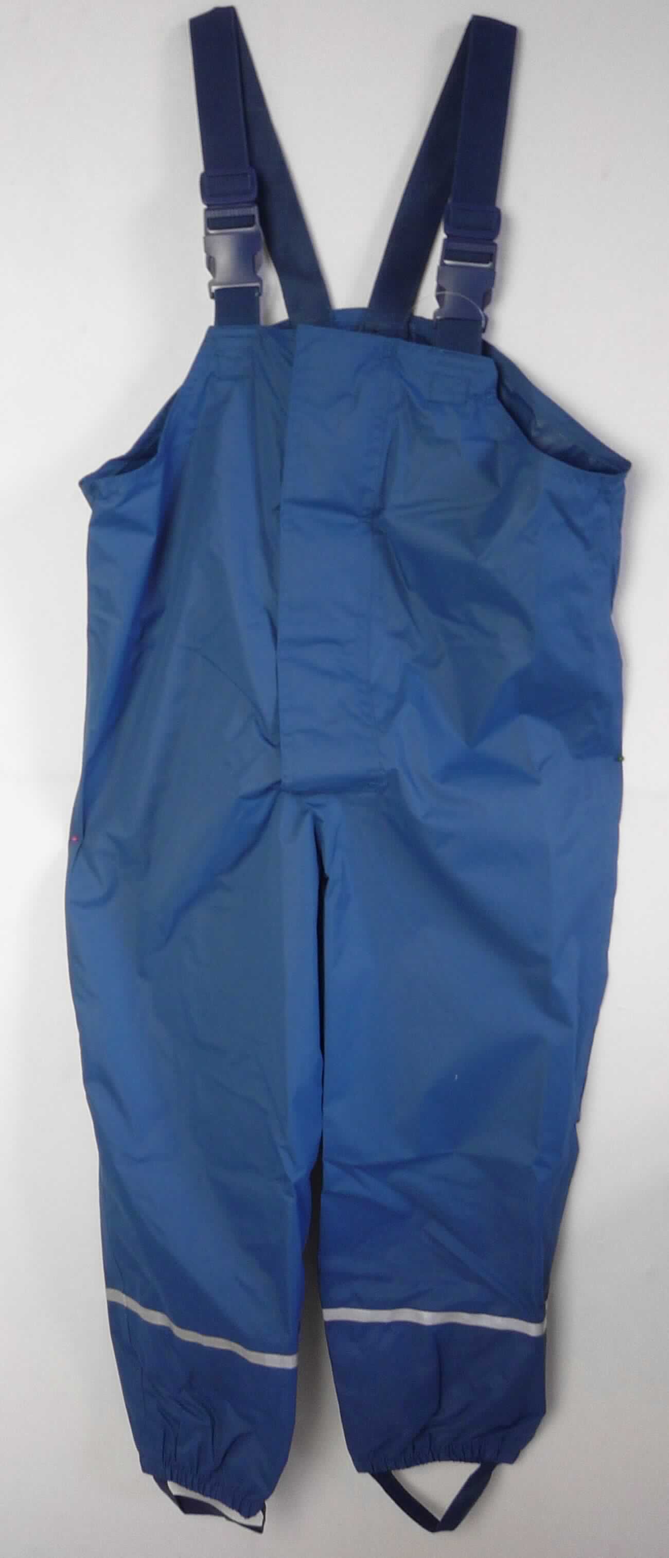 Latzhose, sog. Kinder Regenhose für Jungen, Art. 288252, Größe 122/128, Foto siehe Anlage,
- in einem Polybeutel mit bedrucktem Pappeinleger verpackt,
- aus ca. 0,1 mm dicken, einfarbigen Geweben aus laut Antrag 100 % Polyester (synthetische Chemiefasern); die
  Gewebe sollen laut Antrag einseitig mit Kunststoff bestrichen sein, ein Bestreichen mit Kunststoff ist jedoch mit
  dem bloßen Auge nicht wahrnehmbar (keine Meterware der Position 5903; somit keine Ware der Position 6210),
- mit einem Vorder- und Rückenlatz und daran angenähten, längenverstellbaren, elastischen Trägern aus Geweben,
  mit Verschlussschnallen aus Kunststoff,
- vorn mit einer bis zum Schritt reichenden Öffnung mit Reißverschluss und Patte mit Klettverschluss von links 
  über rechts (Knabenkleidung),
- hinten in Taillenhöhe elastisch verengt,
- mit knöchellangen, elastisch verengten Hosenbeinen; mit aufgenähten, reflektierenden Streifen und an den
  Abschlüssen mit innen angenähtem, elastischem Steg ausgestattet,
- keine Arbeits- und Berufskleidung.

"Latzhose, aus Geweben, für Knaben, aus synthetischen Chemiefasern, keine Arbeits- und Berufskleidung"