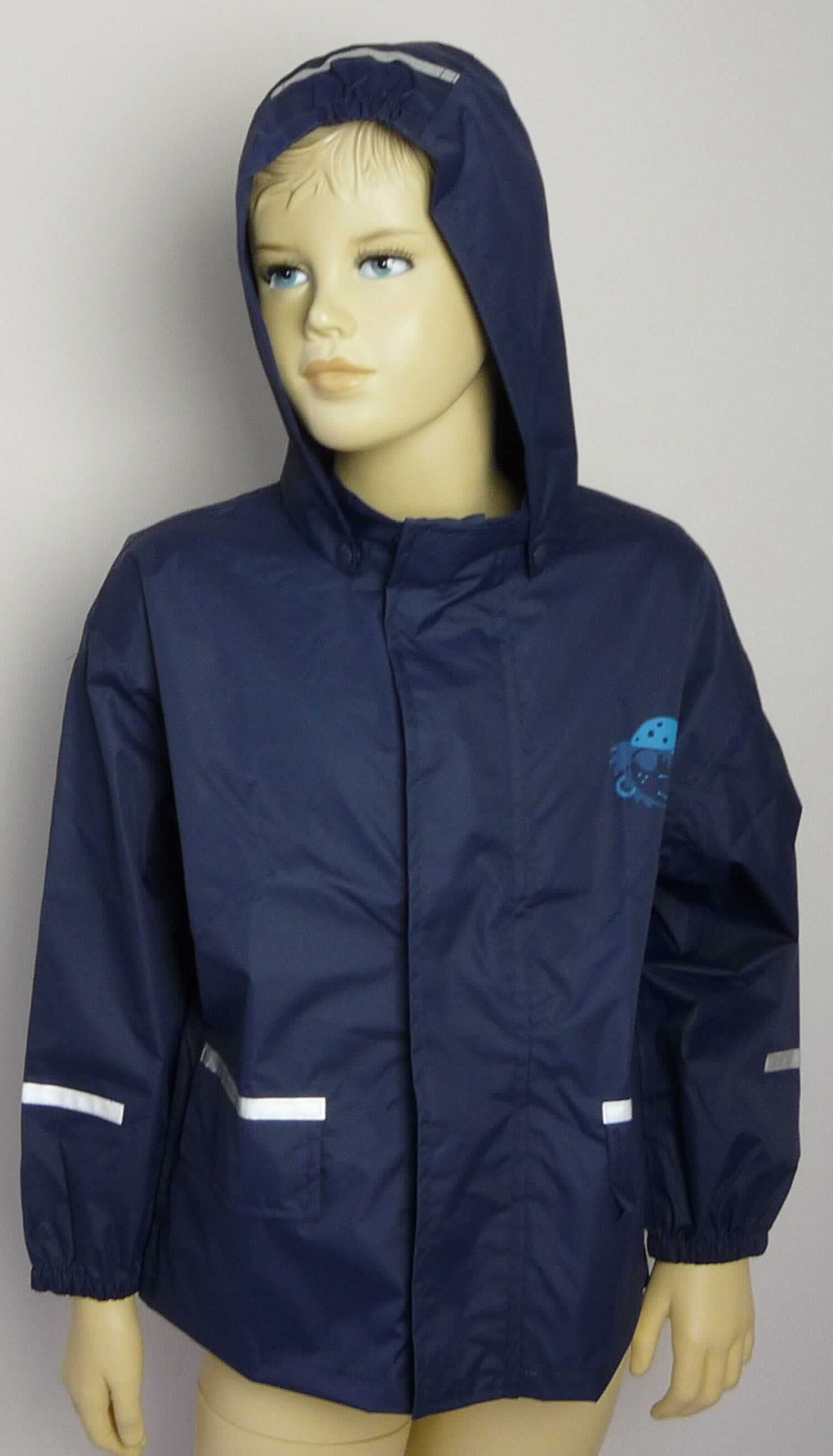 Anorakähnliches Kleidungsstück, sog. Kinder Regenjacke für Jungen, Art. 288251, Größe 74/80, Foto siehe Anlage,
- in einem Polybeutel mit bedrucktem Pappeinleger verpackt,
- aus ca. 0,1 mm dicken, einfarbigen Geweben aus laut Antrag 100 % Polyester (synthetische Chemiefasern); die
  Gewebe sollen laut Antrag einseitig mit Kunststoff bestrichen sein, ein Bestreichen mit Kunststoff ist jedoch mit
  dem bloßen Auge nicht wahrnehmbar (keine Meterware der Position 5903; u. a. somit keine Ware der Position
  6210), 
- über den Schritt reichend (Rückenlänge: ca. 39 cm), 
- mit einem schmalen Stehkragen und einer daran angesetzten, abknöpfbaren Kapuze, 
- vorn mit einer durchgehenden Öffnung mit einem bis in die Kragenspitzen reichenden Reißverschluss und Patte
  mit Klettverschluss von links über rechts,
- mit langen Ärmeln, an den Ärmelenden elastisch verengt,
- mit zwei eingesetzten Taschen mit Klettverschluss unterhalb der Taille,
- an der Kapuze, den Ärmeln und am unteren Rand mit schmalen, reflektierenden Streifen versehen,
- im Bereich der Brust und hinten mit Aufdrucken verziert,
- am unteren Rand durch Umschlagen und Festnähen gesäumt,
- ist für Kleinkinder mit einer Körpergröße von bis zu 86 cm bestimmt.

"Kleidung für Kleinkinder, aus Geweben, aus synthetischen Chemiefasern"