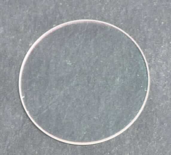 Optische Elemente aus Glas, Filterscheibe, Abbildung siehe Anlage, 
- flaches, rundes Elemente aus Glas, 
- mit einem Durchmesser von ca. 19 mm und einer Dicke von 0,7 mm, 
- einseitig mit einer grünen Beschichtung versehen, 
- ungefasst, nicht optisch bearbeitet, 
- zum Einsatz als Infrarot-Filter in digitalen Industriekameras bestimmt (lt. Antrag), 
- keine Zuweisung zum Kapitel 90, weil das Elemente nicht optisch bearbeitet ist.

"Optische Elemente, aus Glas, keine Waren der Position 7015, nicht optisch bearbeitet"