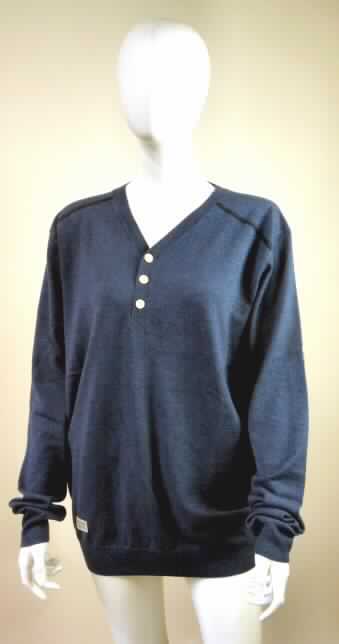 Pullover, sog. Sweater Salander, Art. Nr. RW10520404, Größe M, Foto siehe Anlage,
- aus ca. 1,1 mm dicken Gewirken aus Antrag 60 % Baumwolle und 40 % Polyester (synthetische Chemiefasern),
- über die Taille reichend (Rückenlänge: ca. 72 cm),
- vorn mit einer kurzen Öffnung mit Knopfverschluss von links über rechts (Männerkleidung),
- mit langen Ärmeln, 
- am unteren Rand leicht verengt.

"Pullover aus Gewirken, aus Baumwolle, kein Unterziehpulli, für Männer"