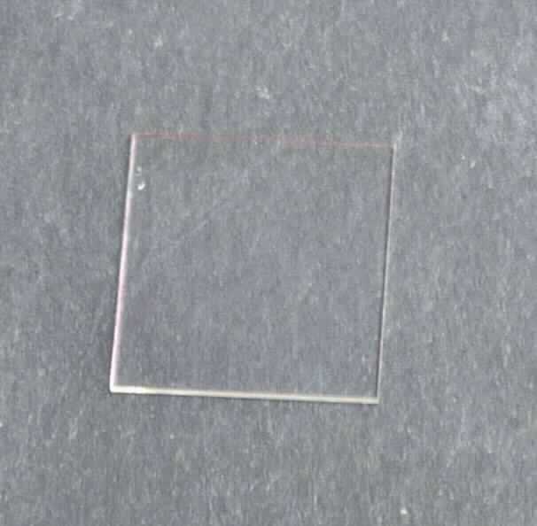 Optische Elemente aus Glas, Filterscheibe, Abbildung siehe Anlage, 
- flaches, quadratisches Elemente aus Glas, 
- mit den Abmessungen von ca. 14 x 14 mm und einer Dicke von ca. 0,7 mm, 
- einseitig mit einer grünen Beschichtung versehen, 
- ungefasst, nicht optisch bearbeitet, 
- zum Einsatz als Infrarot-Filter in digitalen Industriekameras bestimmt (lt. Antrag), 
- keine Zuweisung zum Kapitel 90, weil das Elemente nicht optisch bearbeitet ist.

"Optische Elemente, aus Glas, keine Waren der Position 7015, nicht optisch bearbeitet"