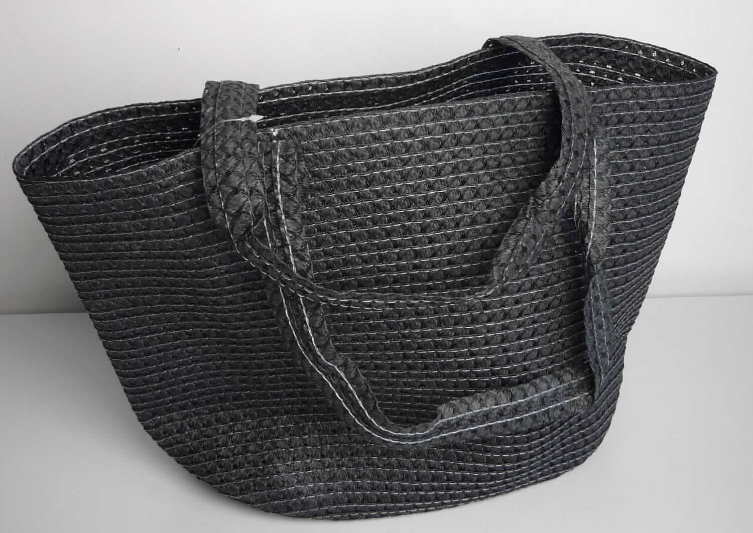Nach den Angaben der Antragstellerin und der vorliegenden Warenprobe handelt es sich um eine etwa 47 cm x 50 cm große (flachliegend) Strandtasche. Die Tasche besteht aus einer Außenseite aus gefalteten, in Flächenform "offenmaschig" verwebten, schwarzen, ungedrehten Papierstreifen (=Flechtstoff im Sinne der Anmerkung 1 zu Kapitel 46) und in das Gewebe eingearbeiteten schwarzen Filamenten aus Chemiefasern, die mit einem weißen Garn mit den Papierstreifen vernäht sind. Die an der Oberseite offenen Tasche (ohne Verschluss) ist mit zwei Tragegriffen aus dem gleichen Flächenmaterial versehen.

Der Charakter der Ware wird im Hinblick auf den Umfang (vorherrschend Papierstreifen), der Zierwirkung und des Gesamteindrucks durch die Flechtstoffe bestimmt.

Zolltarifrechtlich handelt es sich um eine unmittelbar aus anderen als pflanzlichen Flechtstoffen hergestellte Ware.