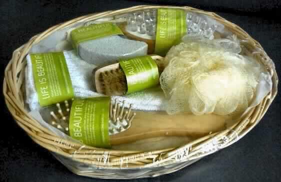 "Wellness Set, 7-tlg., mit Korb", Art. 18508, siehe Foto, bestehend aus Wäsche zur
Körperpflege (einem paar Waschhandschuhe, einem Netzschwamm), einer Massagebürste, einem Bimsstein, einer Haarbürste und einer Nagelbürste, als Warenzusammenstellung in
Aufmachung für den Einzelverkauf zur Befriedigung eines speziellen Bedarfs (Körperpflege)
zusammengestellt, in einem Korb aus Flechtstoffen verpackt und vollständig in Kunststofffolie
eingeschlagen, bestehend aus:
- Wäsche zur Körperpflege (Netzschwamm), aus einem schlauchartigen Flächenerzeugnis
  in der Mitte kugelförmig zusammengebunden und mit einer Schlaufe ausgestattet; wird
  üblicherweise regelmäßig gewaschen,
- Wäsche zur Körperpflege (Waschhandschuhe), in Erwachsenengröße, aus 
  Gestricken (keine Frottierware) aus Chemiefasern, als Fünffingerhandschuhe gearbeitet,
  mit einem gerippt gestrickten Bündchen am Handgelenk; in einem Stück abgepasst
  gestrickt, somit konfektioniert, wird üblicherweise regelmäßig gewaschen, wird bei der
  Körperpflege (Duschen / Waschen oder Trockenmassage ) verwendet, z.B. um einen
  Peeling-Effekt zu erreichen, daher kein Handschuh der Position 6116,
- Bimsstein, in Form eines porösen, hellgrauen, sichelförmigen Kunststeins, (Maße:
  8,5 x 5  x 1,8 = L x B x D); mit einer Kordel versehen und mit einer Kunststofffolie
  umwickelt; dient der Hornhautentfernung,
- Massagevorrichtung (Massagebürste) mit ovaler Fassung aus Holz, mit einer flexiblen
  Kunststoffplatte mit Löchern, in die ca. 0,8 cm dicke Noppen aus Kunststoff eingesteckt
  sind; das Massagegerät dient der manuellen Massage der Haut, um die Durchblutung 
  anzuregen (Maße: 13 x  7 x 4 cm = L x B x D), 
- Nagelbürste mit einer Fassung und einem Stiel aus Holz und einer Aufhängekordel aus
  Spinnstoffen; das beidseitig eingelassene Einzugsmaterial  besteht aus Tierhaaren in
  Borstenbüscheln, die in zwei bzw. sechs Reihen angeordnet sind (Maße: 9,5 x 3,5 x 4,5
  cm = L x B x H),
- Haarbürste mit Fassung und Stiel aus Holz, mit oben abgerundeten Holzstäbchen als
  Besteckungsmaterial, die auf einer flexiblen Kunststoffplatte befestigt sind (Maße: 17,5 x
  4,5 x 1 cm = L x B x D).
Ein charakterbestimmender Bestandteil ist nicht ermittelbar, so dass die
Warenzusammenstellung in die zuletzt genannte Codenummer eingereiht wird.

Diese Warenzusammenstellung ist als "Bürste  zur Körperpflege, andere als Haarbürsten" einzureihen.