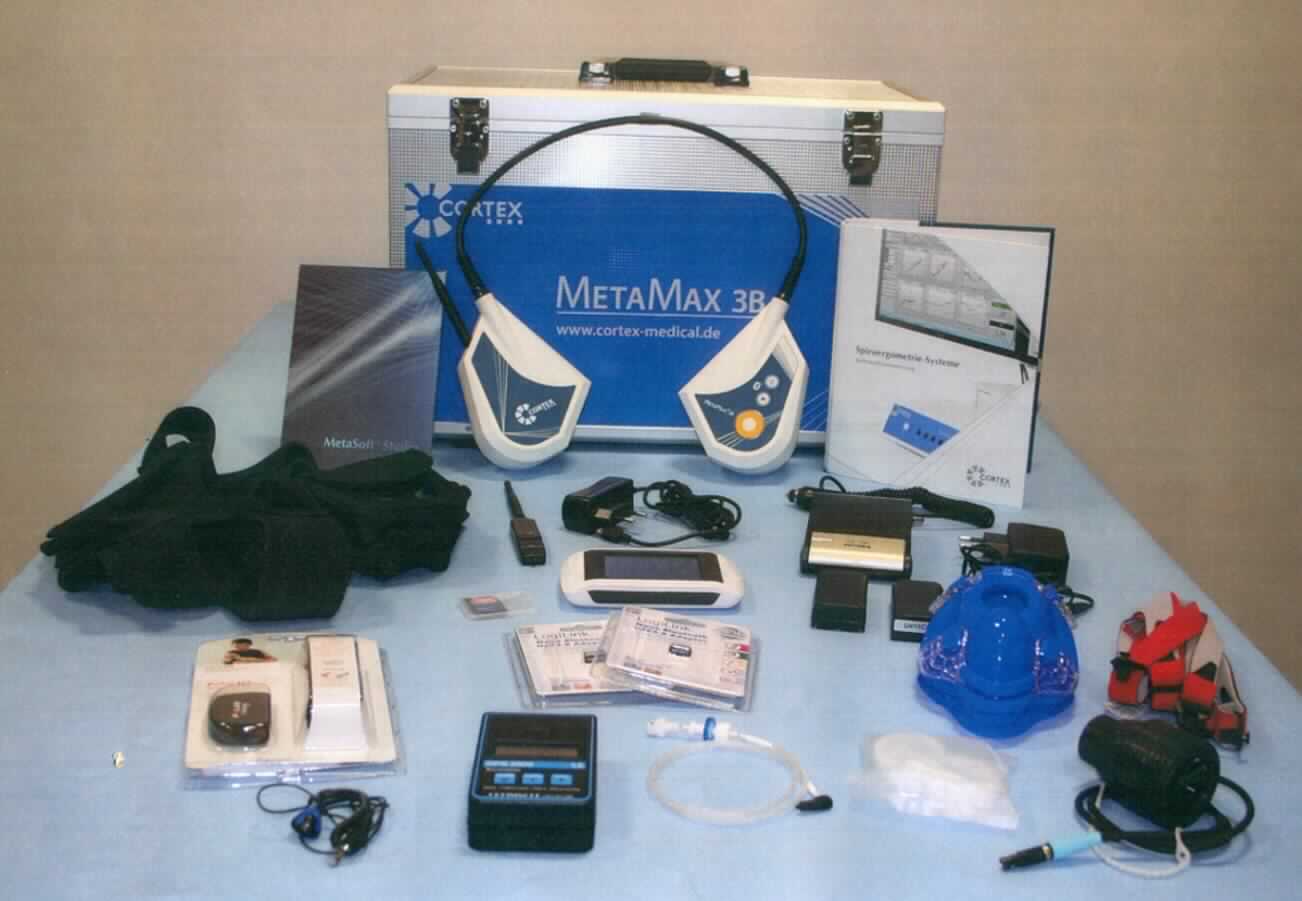 Sog. MetaMax 3B Paket (R2), tragbares Elektrodiagnosegerät, Ergospirometriegerät zur Funktionsanalyse von Herz und Lunge unter Belastung, in Form einer Warenzusammenstellung in Aufmachung für den Einzelverkauf, im Wesentlichen bestehend aus 
1. einem tragbaren, akkubetriebenen Atemgasanalyse-Basisgerät MMX3B (R2) aus zwei über Kabel verbundenen Einheiten mit einem integrierten Sauerstoffsensor, einem anschließbaren Volumen- mit Temperatursensor, einem Digital-Barometer Airflow, einer Bluetooth-Antenne incl. Adapter, einem LRBT-Empfänger, einem Atemmasken-Set mit Adapter und Befestigungsnetz, einer Absaugstrecke, einem Polar®-Herzfrequenz-Sensor mit Brustgurt (H7), einem Sportbügel-Ohrhörer zur Sprachausgabe, sowie eine Fernbedienung und Sportgurt ("Maxsport", wahlweise in S und L) zum Einsetzen des Geräts. Die einzelnen Komponenten stellen gemeinsam eine funktionelle Einheit dar, die aufgrund von Verwendung und Umfang charakterbestimmender Bestandteil der Warenzusammenstellung ist. Gemeinsame Funktion ist die Ergospirometrie;
2.einem Akkumulator-Ladegerät MCL103;
3. MetaSoft Studio-Software auf CD-Rom zur Auswertung der Messwerte. Das Gerät kann aufgrund der hohen Bewegungsfreiheit zu (sport-)medizinischen Ergospirometrie-Untersuchungen unter variablen Belastungsbedingungen (beim Sport, bei körperlicher Arbeit) verwendet werden. Die Bestandteile sind gemeinsam mit einer Bedienanleitung in einem zum dauerhaften Gebrauch bestimmten Tragekoffer aus Metall untergebracht. 
Zur äußeren Form siehe Abbildung in Anlage.

Die Ware wird als "medizinischer Elektrodiagnoseapparat zur Funktionsprüfung" eingereiht.