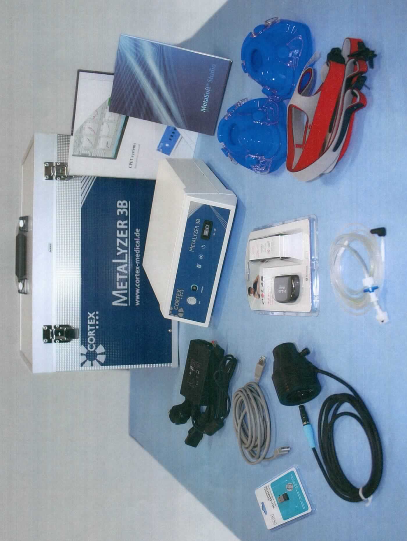 Sog. Ergospirometriegerät MetaLyzer 3B®, zur Funktionsanalyse von Herz und Lunge unter Belastung, in Form einer Warenzusammenstellung in Aufmachung für den Einzelverkauf, im Wesentlichen bestehend aus:
1. Einem stationären Atemgasanalysegerät mit breath-by-breath-Verfahren (235 L x 165 B x 85 H mm, 1100 g), integrierter automatischer Steuerung eines Belastungsgeräts, mit O2-Sensor (UFO 130-2), einem Volumen-Sensor, einem Atemmasken-Set mit Adapter und Maskenbefestigungsnetz, einer Gasabsaugstrecke, einem Polar-Herzfrequenz-Set T34, einem Herzfrequenzempfänger Polar V2 und einem Netzkabel. Die einzelnen Komponenten stellen eine funktionelle Einheit dar, die aufgrund von Verwendung und Umfang charakterbestimmender Bestandteil der Warenzusammenstellung ist. Gemeinsame Funktion ist die Ergospirometrie; 
2. einem PC-Verbindungskabel ; 3. einem Tischnetzteil; 4. MetaSoft®-Software auf CD-Rom mit Dongle zur Auswertung der Messwerte. Das Gerät wird zur Ergospirometrie-Untersuchung verwendet, d. h. zur Testung von Herz- und Lungenfunktion unter körperlicher Belastung (Laufband oder Fahrrad, nicht Gegenstand dieser Auskunft). Die Bestandteile sind mit Gebrauchsanleitung gemeinsam in einem zum dauerhaften Gebrauch bestimmten Tragekoffer untergebracht. 
Zur äußeren Form siehe Abbildung in Anlage.

Die Ware wird als "medizinisches Elektrodiagnosegerät, Gerät zur Funktionsprüfung" eingereiht.