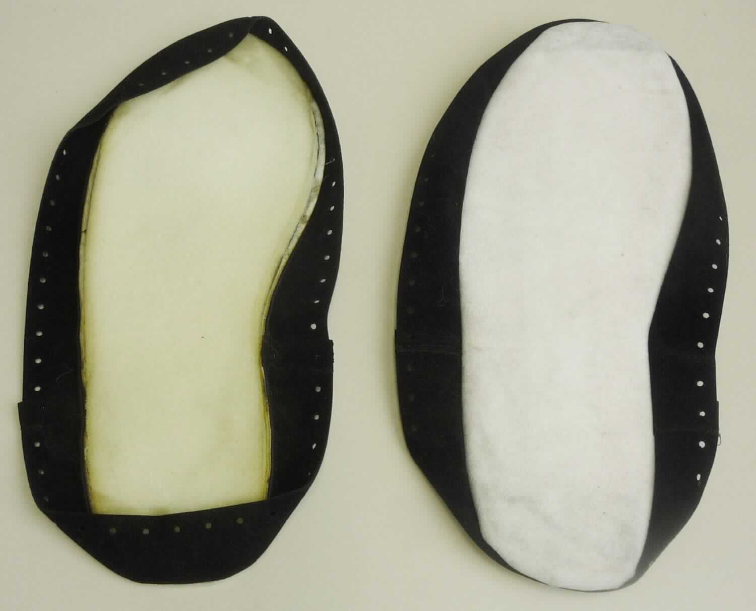 Schuhteile (lt. Antrag "Kunstledersohlen", Foto siehe Anlage)
- in Form von Zusammensetzungen aus einem Teil eines Schuhoberteils (ca. 2,5 cm hoher, den Übergang 
  zur Sohle bildender, umlaufender Streifen aus Spinnstoff), durch Nähen mit einer gepolsterten Laufsohle 
  aus Spinnststoff (stark getränkt) verbunden,
- nicht handgearbeitet

"Schuhteile, andere als in den Unterpositionen 6406 1010 10 bis 6406 9090 20 genannt"