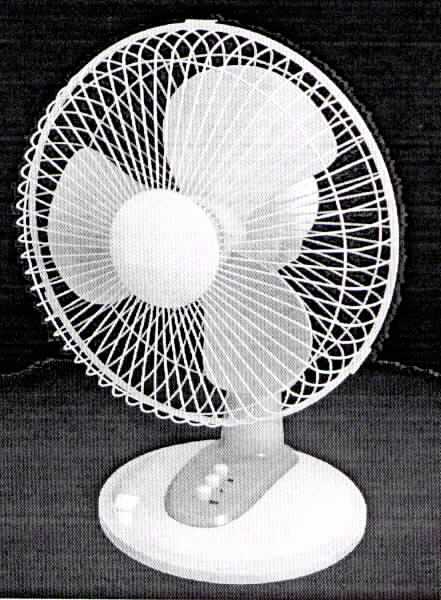 Tischventilator
- aus einem dreiflügeligen Lüfterrad in einem Schutzkorb, aufgesetzt auf einen 
  Standsockel mit Bedientasten, mit eingebautem Elektromotor, Schwenk- und
  Neigevorrichtung, Überhitzungsschutz und zwei Geschwindigkeitsstufen (Abbildung siehe
  Anlage),
- mit einer Leistung von 28 Watt,
- zur Bewegung der Raumluft durch Erzeugung eines kontinuierlichen Luftstroms.
 
"Tischventilator mit eingebautem Elektromotor mit einer Leistung von weniger als 
 125 Watt, nicht für zivile Luftfahrzeuge"