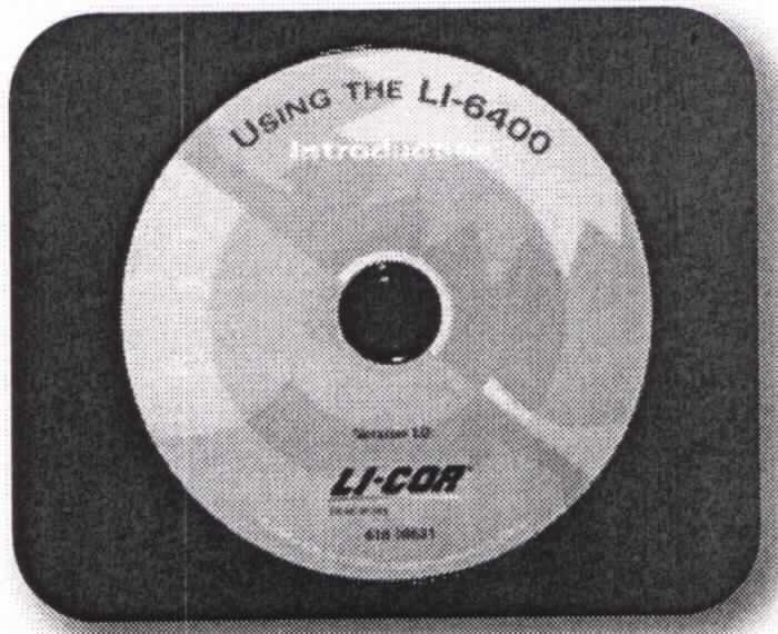 Bei dem Artikel "6400 - 513 LI-6400XT Training, CD Set (5 CD Package)" handelt es sich um fünf CD-ROM, jeweils mit gleichem Inhalt, hier aufgezeichneten Daten (einschließlich Ton- und Bildwiedergabe) in Form eines Lern- bzw. Schulungsprogramms mit etwa drei Stunden Unterricht und Informationen in Bezug auf ein tragbares Photosynthesegerät (nicht Gegenstand dieser Auskunft).

Das Erzeugnis, aufgemacht als 5-er Set, wird als "Platte, optischer Aufzeichnungsträger, mit Aufzeichnung, Platte ("disc") für Laserabnehmersysteme, nicht von den Unterpositionen (KN) 8523 4925 bis 8523 4951 erfasst" eingereiht.