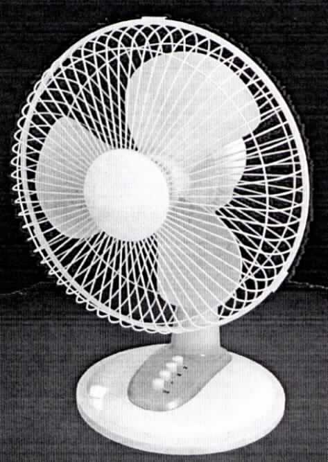 Tischventilator
- aus einem dreiflügeligen Lüfterrad in einem Schutzkorb, aufgesetzt auf einen 
  Standsockel mit Bedientasten, mit eingebautem Elektromotor, Schwenk- und
  Neigevorrichtung, Überhitzungsschutz und drei Geschwindigkeitsstufen (Abbildung
  siehe Anlage),
- mit einer Leistung von 40 Watt,
- zur Bewegung der Raumluft durch Erzeugung eines kontinuierlichen Luftstroms.
 
"Tischventilator mit eingebautem Elektromotor mit einer Leistung von weniger als 
 125 Watt, nicht für zivile Luftfahrzeuge"