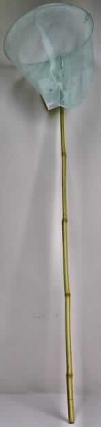 Bei der Ware handelt es sich um einen Kescher, welcher aus einem ca. 100 cm langen Bambusstab besteht, an dessen Ende ein Metallring mit einem Durchmesser von 25 cm angebracht ist. An dem Ring ist ein hellgrünes Netz aus Nylon befestigt.

Die Ware ist als "Handnetze zum Landen von Fischen, Schmetterlingsnetze und ähnliche Netze" einzureihen.