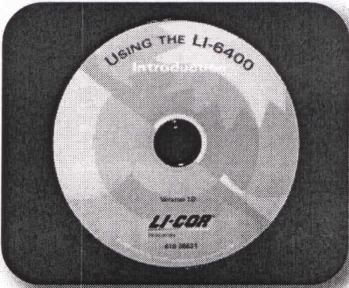 Bei dem Artikel "6400 - 512 LI-6400XT Training, CD" handelt es sich um eine CD-ROM mit aufgezeichneten Daten (einschließlich Ton- und Bildwiedergabe), hier in Form eines Lern- bzw. Schulungsprogramms mit etwa drei Stunden Unterricht und Informationen in Bezug auf ein tragbares Photosynthesegerät (nicht Gegenstand dieser Auskunft).

Das Erzeugnis wird als "Platte, optischer Aufzeichnungsträger, mit Aufzeichnung, Platte ("disc") für Laserabnehmersysteme, nicht von den Unterpositionen (KN) 8523 4925 bis 8523 4951 erfasst" eingereiht.