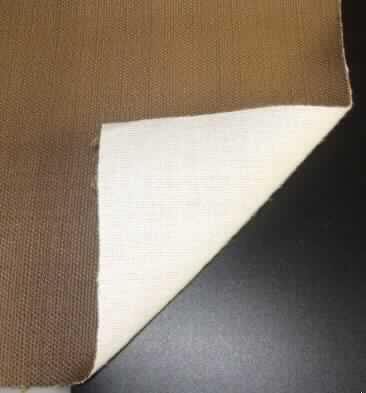 Textillaminat (siehe Foto)
- als Meterware,
- mit einer Breite von mehr als 30 cm,
- aus zwei mit ihrer ganzen Fläche aufeinanderliegenden und so miteinander durch Kleben 
  verbundenen Lagen:
-- Oberlage: aus einem gefärbten, musterbindigen Gewebe aus ungezwirnten, nicht 
   hochfesten Garnen aus (lt. Untersuchung) 57,6 GHT synthetischen Filamenten 
   (lt. Antrag: Polyester) und 42,4 GHT synthetischen Spinnfasern (lt. Antrag: 
   Polyester); die Schauseite bildend,
-- Unterlage: aus einem gerauten, weißen, leinwandbindigen Gewebe aus (lt. Untersuchung)
   synthetischen Spinnfasern (lt. Antrag: Polyester),
- insbesondere im Hinblick auf die Verwendung bestimmt das die Schauseite bildende 
  Gewebe (äußeres Erscheinungsbild und Nähfestigkeit) den Charakter der Ware