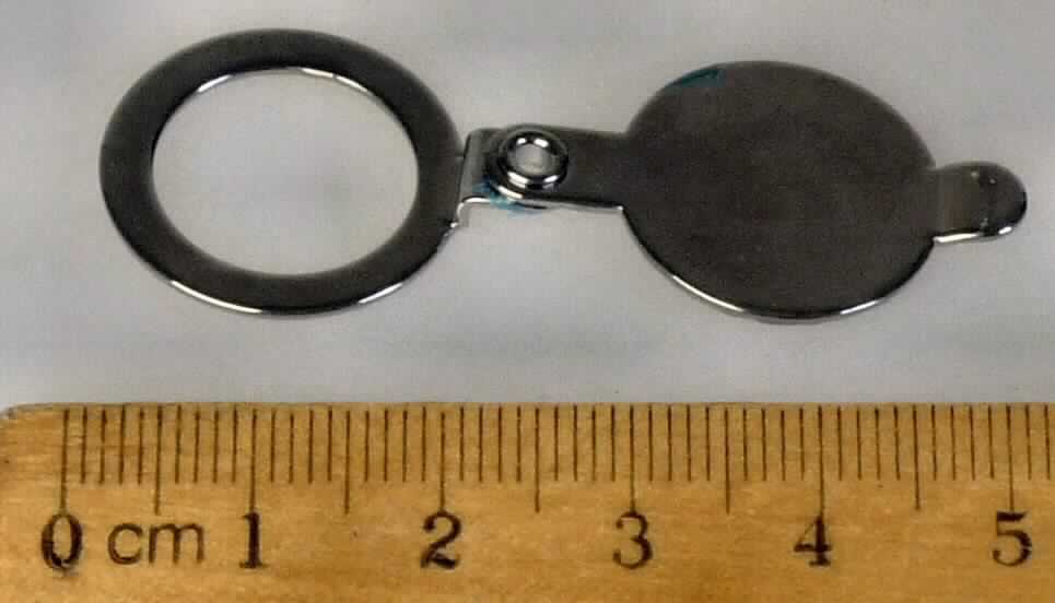 Es handelt es sich um vollständig aus unedlen Metallen gefertigte Erzeugnisse, bestehend aus einem flachen, kreisrunden Ring und einer flachen, nahezu kreisrunden, beweglich an dem Ring befestigten Abdeckung. Die Erzeugnisse werden an Türen befestigt dienen als Sichtschutzbleche für Türspione (ohne optische Vorrichtung) zur Vermeidung des Lichtaustritts und der Einsicht von außen. 
- Antragstellerangaben -
Außendurchmesser: max. 20 mm.

Abbildung siehe Anlage.

Derartige Erzeugnisse gehören als "andere Beschläge (Baubeschläge), aus unedlen Metallen, für Türen" zum TARIC-Code 8302 4110 00.