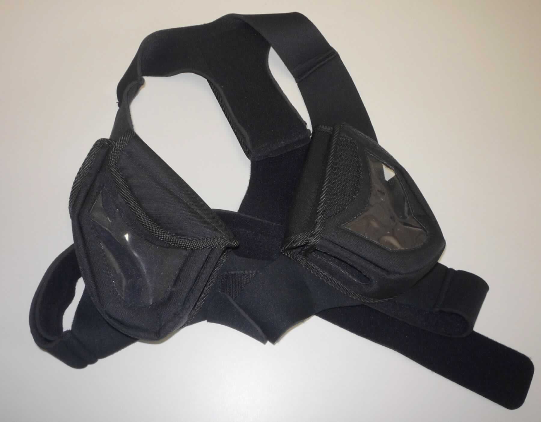 Sog. MaxSport Jacket (Gr. S und L, Art.-Nr. 130-00-011 und 130-00-012), in Form eines speziell gestalteten Tragesystems aus Spinnstoffen zur Aufnahme des portablen Spiroergometriegerätes MetaMax 3B (Atemgasanalysegerät nicht Gegenstand dieser Auskunft). 
Die Ware ist mit Schulterriemen und Brustgurt sowie vorn mit zwei speziell geformten Taschen mit klarsichtigen Fenstern für das Display des Monitors und seitlich jeweils mit länglichen Öffnungen für die Bedienelemente bzw. Anschlüssen ausgestattet. Im Rücken ist das System mit einer weiteren Tasche zur Aufnahme einer externen Batterie (ebenfalls nicht Gegenstand dieser Auskunft) mit Kabeldurchführung auf der Unterseite versehen.
Äußere Form: siehe Abbildung in der Anlage.
Das Tragesystem wird am Brustkorb eines Sportlers anlegt und mittels Klettverschlüssen befestigt. Es dient als erkennbare Haltevorrichtung für das Spiroergometriegerät, mit welchem die Lungen- und Kreislauffunktion in der Sportmedizin getestet wird.

Die Ware wird als "Zubehör, erkennbar hauptsächlich zur Verwendung mit einem medizinischen Elektrodiagnosegerät für Funktionsprüfungen (hier Spirometer) bestimmt, nicht von den Unterpositionen (KN) 9018 1100 bis 9018 1910 erfasst" eingereiht.
