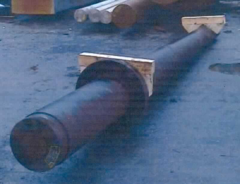 Bei dem als Wellenrohling bezeichneten Erzeugnis handelt es sich um einen maßhaltigen, in so genannter U-Boot-Form gefertigten Rohling, der zum Einbau als Welle an einen Radialventilator vorgesehen ist. Die fertige Welle dient der Kraftübertragung vom Motor auf das auf der Welle mittig angebrachte Laufrad. Das unfertige Erzeugnis wird noch weiterverarbeitet, indem es abgespant, gedreht und geglüht wird. Es besitzt schon die wesentlichen Beschaffenheitsmerkmale der fertigen Ware (Flansche an den Enden), ist ca. 5 bis 8 m lang, bei einem Durchmesser im dicken, zylindrischen Teil von ca. 300 bis 660 mm und verfügt nicht über einen gleichförmigen (einheitlichem) Querschnitt.

Der Rohling wird als "unfertige, andere als vorher genannte Welle, nicht für zivile Luftfahrzeuge bestimmt" eingereiht.