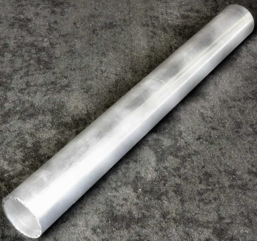 Aluminiumrohr

Bei der Ware handelt es sich um einen konzentrischen Hohlzylinder mit einem über die gesamte Länge von ca. 360 mm gleichbleibendem, kreisförmigen Querschnitt mit gleichmäßiger Wanddicke (Rohr). Der äußere Durchmesser beträgt ca. 40 mm. Nach den Angaben besteht das Rohr aus verschiedenen Aluminiumlegierungen mit gewichtsmäßig überwiegendem Aluminiumgehalt, hergestellt im Strangpressverfahren. 
Das Rohr wird nach den Angaben nach weiteren Verarbeitungsprozessen in Druckerkatuschen verwendet.

Die Ware ist nach ihrer Beschaffenheit als Rohr aus Aluminiumlegierungen, anderes, nur stranggepresst anderes, in den TARIC Code 7608 2081 90 einzureihen.