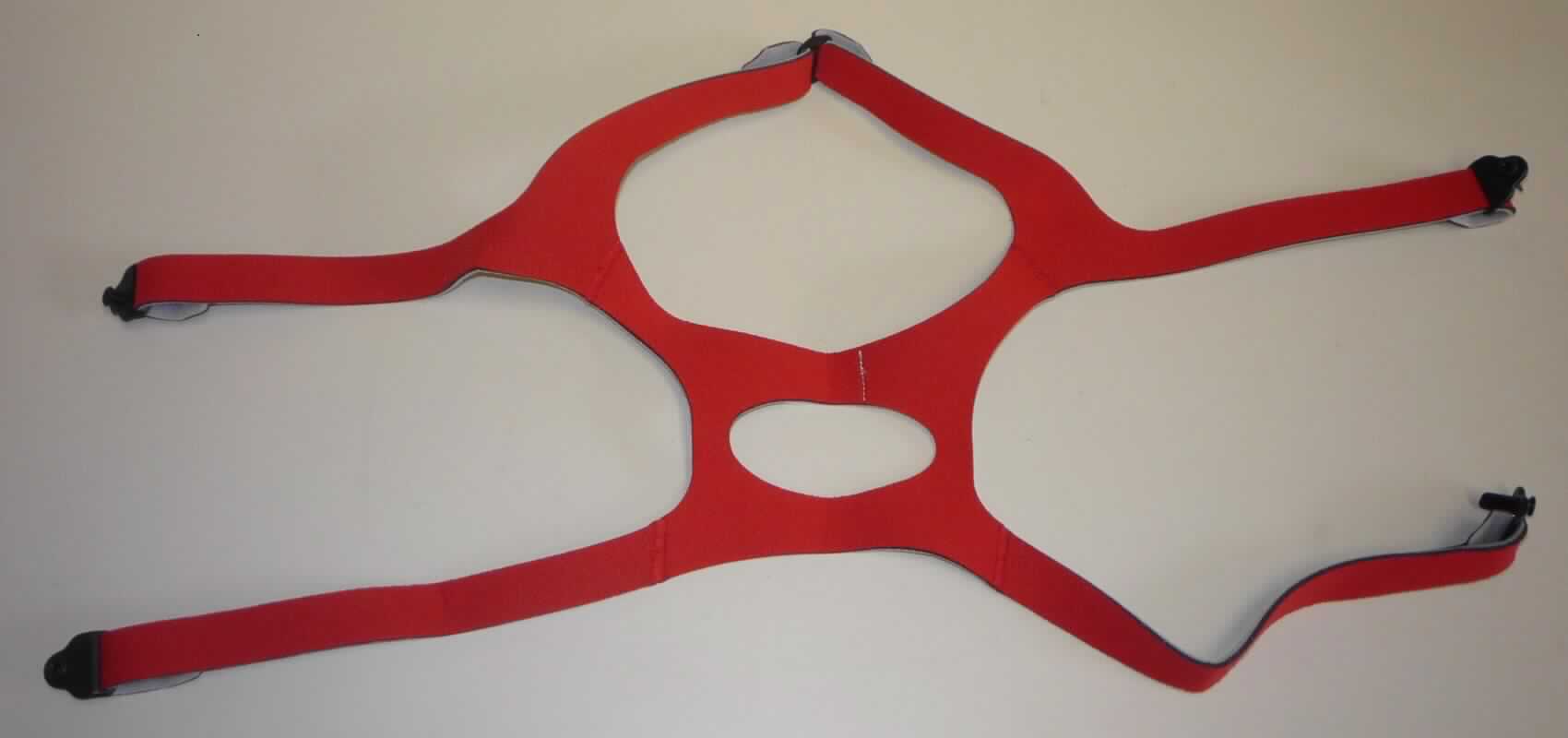 Sog. Befestigungsnetz für Atemmasken, Art.Nrn. 010-00-055 und 010-00-056, in verschiedenen Größen, in Form einer symmetrischen, elastischen Bänderung aus Nylon (60%) und Polyurethan (40%). Sie ist mit vier Clips an den Bandenden zum Einhaken an Atemmasken versehen. Derartige Bänderungen, auch Headstraps oder Headgears genannt, sind geeignet zum Fixieren von Atemmasken am Kopf. Bei diesen Masken kann es sich z. B. um Masken zur Atemtherapie der Position 9019 oder um Masken für medizinische Funktionsprüfungen (Ergospirometrie) der Position 9018 handeln.
Zur äußeren Form siehe Abbildung in Anlage.

Die Bänderung ist erkennbar als Teil von Waren verschiedener Positionen des Kapitels 90, daher ist sie gemäß Anmerkung 2 c) zu Kapitel 90 in die Position 9033 einzureihen, eine Einreihung in die Unterposition (HS) 6307 90 scheidet damit aus.
 
Die Ware wird als "Teil, zur Verwendung für verschiedene Waren unterschiedlicher Positionen des Kapitels 90 geeignet, anderweit weder genannt noch inbegriffen" eingereiht.