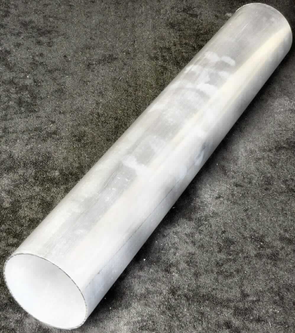 Aluminiumrohr

Bei der Ware handelt es sich um einen konzentrischen Hohlzylinder mit einem über die gesamte Länge von ca. 360 mm gleichbleibendem, kreisförmigen Querschnitt mit gleichmäßiger Wanddicke (Rohr). Der äußere Durchmesser beträgt ca. 60 mm. Nach den Angaben besteht das Rohr aus verschiedenen Aluminiumlegierungen mit gewichtsmäßig überwiegendem Aluminiumgehalt, hergestellt im Strangpressverfahren. 
Das Rohr wird nach den Angaben nach weiteren Verarbeitungsprozessen in Druckerkatuschen verwendet.

Die Ware ist nach ihrer Beschaffenheit als Rohr aus Aluminiumlegierungen, anderes, nur stranggepresst, anderes, in den TARIC-Code 7608 2081 90 einzureihen.
