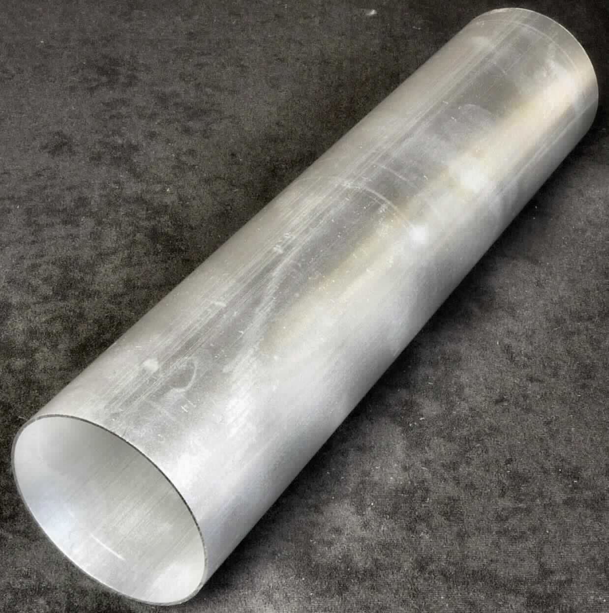 Aluminiumrohr

Bei der Ware handelt es sich um einen konzentrischen Hohlzylinder mit einem über die gesamte Länge von ca. 360 mm gleichbleibendem, kreisförmigen Querschnitt mit gleichmäßiger Wanddicke (Rohr). Der äußere Durchmesser beträgt ca. 84 mm. Nach den Angaben besteht das Rohr aus verschiedenen Aluminiumlegierungen mit gewichtsmäßig überwiegendem Aluminiumgehalt, hergestellt im Strangpressverfahren. 
Das Rohr wird nach den Angaben nach weiteren Verarbeitungsprozessen in Druckerkatuschen verwendet.

Die Ware ist nach ihrer Beschaffenheit als Rohr aus Aluminiumlegierungen, anderes nur stranggepresst, anderes, in den TARIC-Code 7608 2081 90 einzureihen.