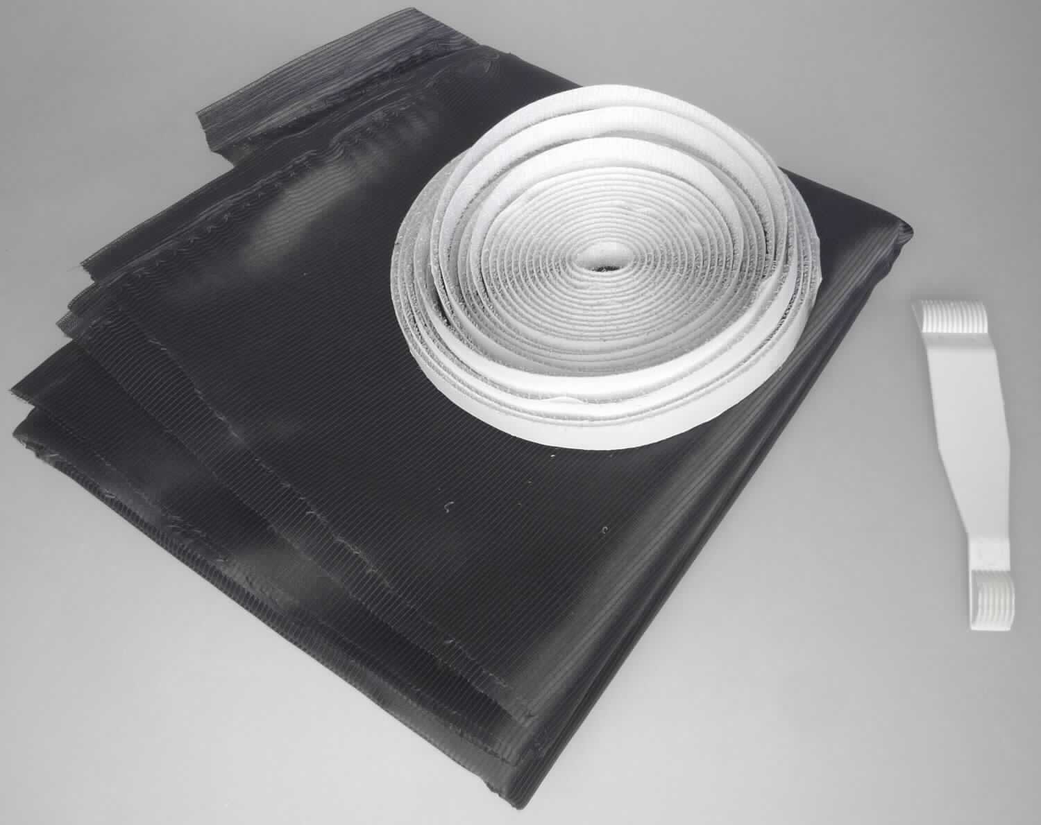 Pollenschutzgewebe mit Klettband, Foto siehe Anlage,
- Warenzusammenstellung, gemeinsam in einem Polybeutel für den Einzelverkauf aufgemacht und zur Befriedigung 
  eines speziellen Bedarfs zusammengestellt,
- bestehend aus einem Fliegengitter (Kettengewirke) und einem Hakenband, mit Montagematerial,
- Fliegengitter (Kettengewirke):
-- rechteckig zugeschnitten; in den Abmessungen laut Antrag von 130 cm x 150 cm,
-- aus ca. 0,3 mm dicken, undichten Kettengewirken aus 100 % Polyester (synthetische Chemiefasern), damit 
   weder eine Ware der Position 5603, noch der Position 5407,
-- gefärbt,
-- keine Elastomergarne oder Kautschukfäden enthaltend,
-- soll zur Verwendung als Insektenschutzgitter an Fenstern angebracht werden; stellt sich nicht als Gewirke im
    Sinne der Unterpositions-Anmerkung 1 zu Kapitel 60 dar,
-- Hakenband:
--- aufgerollt; mit einer Breite von ca. 1 cm,
--- aus einem Samtgewebe,
--- selbstklebend, mit einer Schutzfolie versehen,
--- wird am Fensterrahmen angebracht und dient zur Befestigung des Kettengewirkes,
- im Hinblick auf den Umfang und den Verwendungszweck (Insektenschutz) bestimmt das Kettengewirke den   
  Charakter der Warenzusammenstellung.

"Kettengewirke, anderes als in den Positionen 6001 bis 6004 genannte, aus synthetischen Chemiefasern, anderes
 als in der Unterposition 6005 35 genannte, gefärbt"