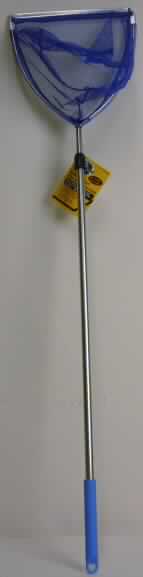Es handelt sich um einen Kescher, bestehend aus einer Teleskopstange aus Aluminium (67 cm Länge ausziehbar auf 120 cm Länge), an deren Ende ein Aufhängehaken aus hellblauen Kunststoff angebracht ist und einem dreieckigem Rahmen mit abgerundeten Ecken, ebenfalls aus Aluminium. An dem ca. 20 cm breiten Metallrahmen, mit einer jeweiligen Seitenlänge von ca. 22 cm, ist ein engmaschiges Nylon-Netz aus blauen Spinnstoffen befestigt. 
Der Teleskopstab ist in einem Polybeutel verpackt.

Die Ware ist als "Handnetze zum Landen von Fischen, Schmetterlingsnetze und ähnliche Netze" einzureihen.