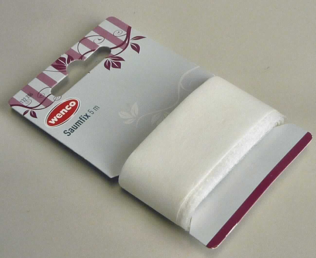 Vliesstoff, sog. Saumfix, Foto siehe Anlage,
- auf einem bedruckten Pappetikett aufgewickelt, mit einem Abdeckpapier versehen,
- als Meterware, mit einer Länge von laut Antrag 5 m und einer Breite von ca. 3 cm,
- augenscheinlich aus synthetischen Filamenten,
- laut Antrag:
-- aus 100 % Polyamid,
-- thermisch verfestigt,
-- weder bestrichen noch überzogen,
-- mit einem Quadratmetergewicht von 23 Gramm.

"Vliesstoff, aus synthetischen Filamenten, mit einem Quadratmetergewicht von weniger als 25 g, weder bestrichen 
 noch überzogen, anderer als in den Unterpositionen 5603 1190 10 und 5603 1190 20 genannte"