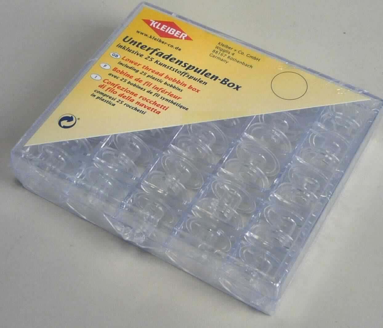 Bei den durch Warenmuster veranschaulichten Erzeugnissen handelt es sich um sog. Unterfadenspulen aus Kunststoffen im Sinne der Anmerkung 1 zu Kapitel 39.

Die Spulen mit einem max. Durchmesser von etwa 20 mm (max. Achsendurchmesser etwa 8 mm) und einer Höhe von etwa 12 mm werden in Nähmaschinen eingesetzt und dienen dort der Aufnahme des sog. Unterfadens.

25 Unterfadenspulen sind gemeinsam in einer einfachen, passgenau geformten Schachtel aus Kunststoffen, versehen mit einem bedruckten Produktaufkleber und eingeschweißt in Kunststofffolie, für den Einzelverkauf aufgemacht.

Derartige Erzeugnisse werden zolltariflich als "Spulen, Spindeln, Hülsen und ähnliche Warenträger, aus Kunststoffen, andere als von dem Taric-Code 3923 4010 00 erfasst" eingereiht.