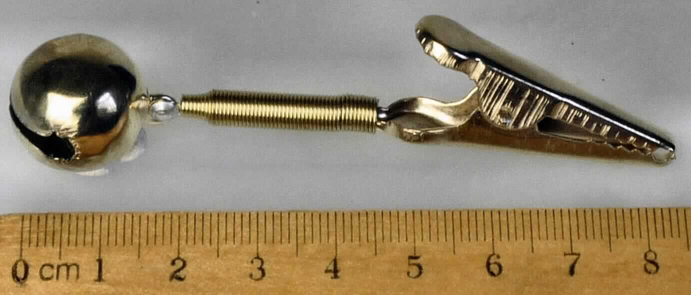 Sog. Aalglocke, vollständig aus unedlen Metallen, bestehend aus einer Schelle, die mit einer Feder auf einer Krokodilklemme angebracht ist. Die Ware wird beim Angeln an einer Angelschnur befestigt und gibt beim Anbeißen eines Fisches ein akustisches Signal (Klingeln) ab.

Derartige Erzeugnisse sind als "anderes Angelgerät als Angelruten, Angelhaken oder Angelrollen" einzureihen.