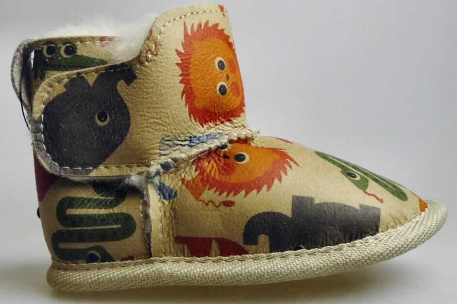 Stiefel (lt. Antrag: "B10740 Babyschuh 'Zoo Bootie'", Foto siehe Anlage) 
- mit Laufsohlen aus Leder,
- mit Oberteil (geschlossenes Blatt) aus Pelzfell,
- hinten mit aufgesetztem Firmenemblem,
- am Übergang zur Sohle mit einer Randeinfassung aus Spinnstoff,
- seitlich mit Klettverschluss,
- mit Decksohle aus Pelzfell

"Schuhe mit Laufsohlen aus Leder und Oberteil aus Pelzfell"