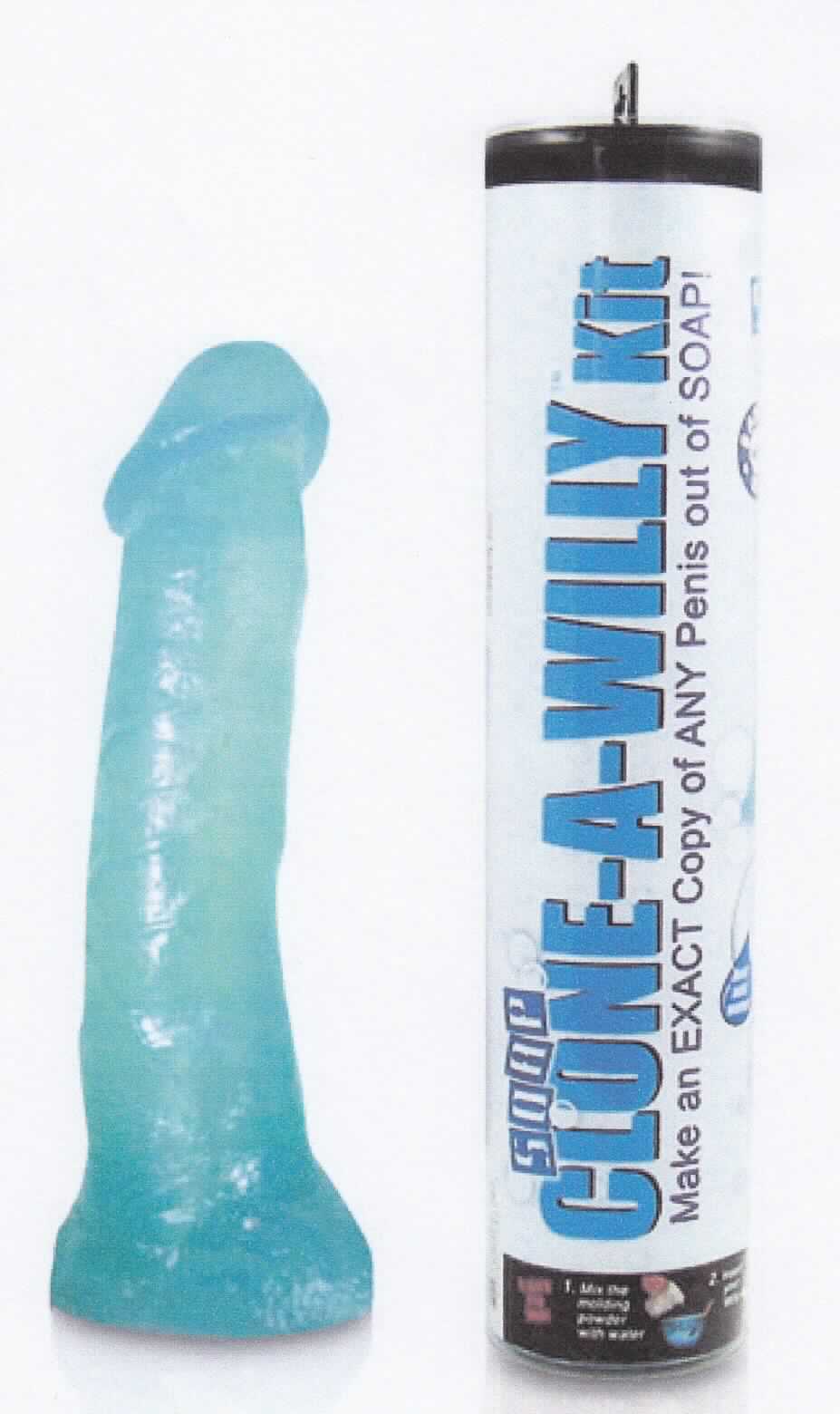 Angaben:
Clone a Willy Kit Soap. Set zur Erstellung eines Penisabdrucks; mit dem medizinischen Gips wird ein Penisabdruck erstellt, der nach dem Aushärten der Abdruckmasse mit der Seifenmasse aufgefüllt wird. Nach der Aushärtung wird eine individuelle Seife (für die Körperpflege) erhalten.
 
Warenbeschaffenheit:
Warenzusammenstellung bestehend aus einer Kunststofftüte gefüllt mit weißem Pulver, einem Thermometer, einer weißen Kordel (Länge ca. 31cm), einem quaderförmigen, türkisfarbenem Stück Seife (Abmessungen: ca. 13 x 5 x 3,5 cm) und einer Gebrauchsanweisung, gemeinsam umverpackt in einem rohrförmigen Kunststoffbehältnis.

Befund:
Seife, organische grenzflächenaktive Erzeugnisse und Zubereitungen, in Form von geformten Stücken, zur Körperpflege.
Warenzusammenstellung im Sinne der AV 3b), bei der das Seifenstück, aus dem das Endprodukt hergestellt wird, im Hinblick auf die Verwendung als charakterbestimmend angesehen wird.