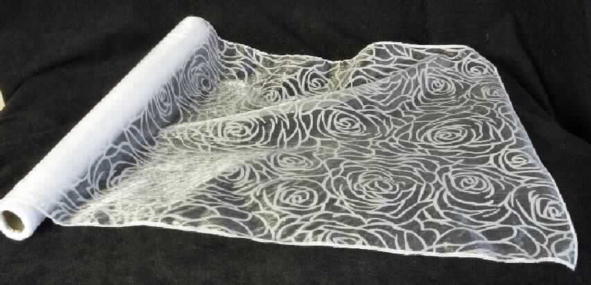Tischwäsche, sog. Tischläufer, Art. 11172129, Foto siehe Anlage,
- rechteckig, laut Antrag in den Abmessungen 40 cm x 150 cm,
- aus etwa 0,4 mm dicken, durchscheinenden, mit Scherstaub musterbildend (mit floralen 
  Motiven) bedruckten Geweben aus laut Antrag 100 % Nylon (synthetische Chemiefasern), 
- an den Rändern mit Überwendlichnähten gesäumt (somit konfektioniert),
- wird üblicherweise gewaschen, somit keine Zierdecke der Position 6304 (andere Ware zur 
  Innenausstattung).

"Tischwäsche aus Spinnstoffen, aus Geweben, aus Chemiefasern"
