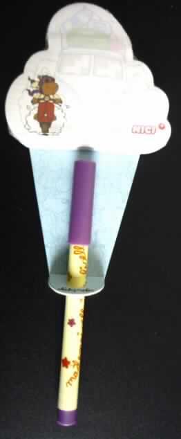 Warenzusammenstellung in Aufmachung für den Einzelverkauf bestehend aus einem Stift,
ähnlich einem Füllhalter, in Form eines Schreibers mit Schreibspitze aus Kunststoff und
einem Haftnotizzettelblock (Maße: 8,7 x 8 x 0,7 cm = L x B x D) in Form einer Wolke, auf
jedem Blatt mit blassem Aufdruck eines Busses und kräftigem Aufdruck des Firmenlogos
sowie eines Tieres auf einem Kraftrad (der Druck bestimmt nicht den Charakter der
Papierware).
Der Stift besteht aus einem mit Blüten und der Aufschrift "mademoisellejollyliselle"
bedruckten Kunststoffgehäuse und einer Verschlusskappe mit Klipp (Maße: 13,8 x 0,91 cm
= L x D).
Das Gehäuse ist mit einem farbegetränkten, watteähnlichen Abschnitt befüllt. Die
Kunststoffspitze weist einen Innenkanal mit ungleichmäßigem Querschnitt auf (keine poröse
Spitze).
Ein charakterbestimmender Bestandteil der Warenzusammenstellung ist nicht ermittelbar,
so dass diese in die zuletzt genannte Position eingereiht wird.
Der Stift ist zusammen mit dem in Folie eingeschweißten Notizblock auf einer bedruckten
Pappkarte für den Einzelverkauf aufgemacht. 

Abbildung der Ware im Internet unter:
http://ec.europa.eu/taxation_customs/dds/ebticau_de.htm