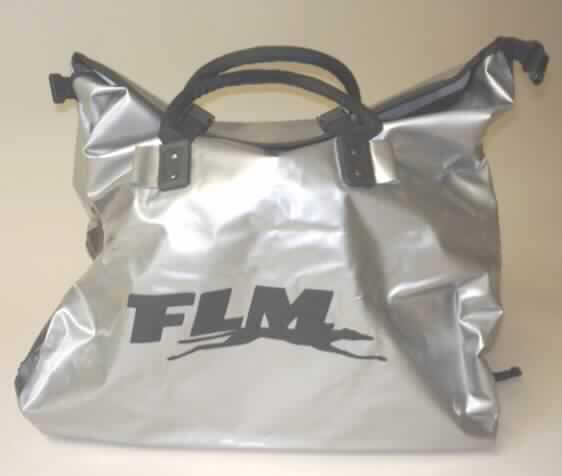 Anderes Behältnis, sog. FLM Sport-Trekkingbag silber (76 Liter), Art.-Nr. 70240101120, siehe Foto,
- mit einer Außenseite aus Kunststofffolie (mit bloßem Auge wahrnehmbar),
-- auf einer Unterlage aus Gewebe aus Spinnstoffen,
- mit einem abnehmbaren, verstellbaren Schultertragegurt,
- mit zwei stabilen, angenähten Tragegriffen,
- mit einem sog. Rollverschluss, dazu wird der obere Rand mehrmals umgeschlagen 
  und mit einem an zwei Seiten angenähten Schnallenverschluss verschlossen,
- ohne Inneneinteilung,
- dient dem wassergeschützten Transport von Gegenständen beim Trekkingsport,
- mit den Abmessungen von ca. 52 (H) (offen) x 58 (B) x 26,5 (T) cm.