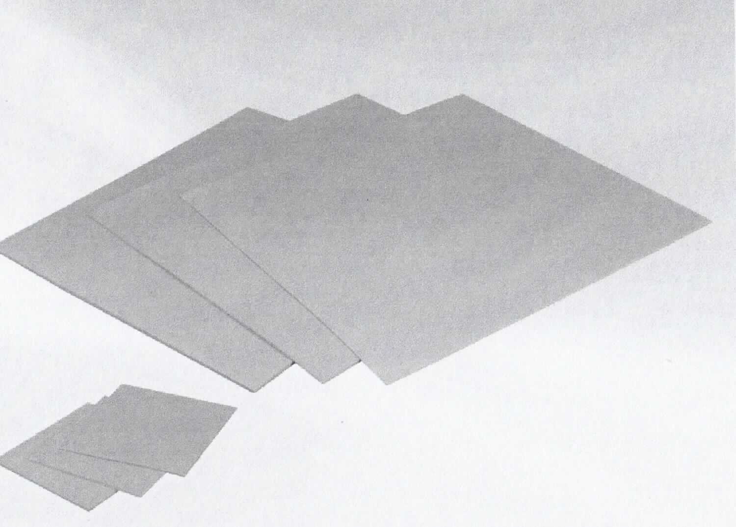 Angaben des Antragstellers:
Nach den Angaben des Antragstellers handelt es sich bei dem sogenannten 'Thermal Pad High Performance Gap Filler' um eine einlagige, lediglich rechteckig zugeschnittene Platte aus Silikon, welche zur Ableitung von Wärme von elektronischen Bauteilen genutzt wird.

Ein Warenmuster wurde nicht vorgelegt.

Befund:
Es handelt sich um eine Platte aus Kunststoff im Sinne der Position (HS) 3920.