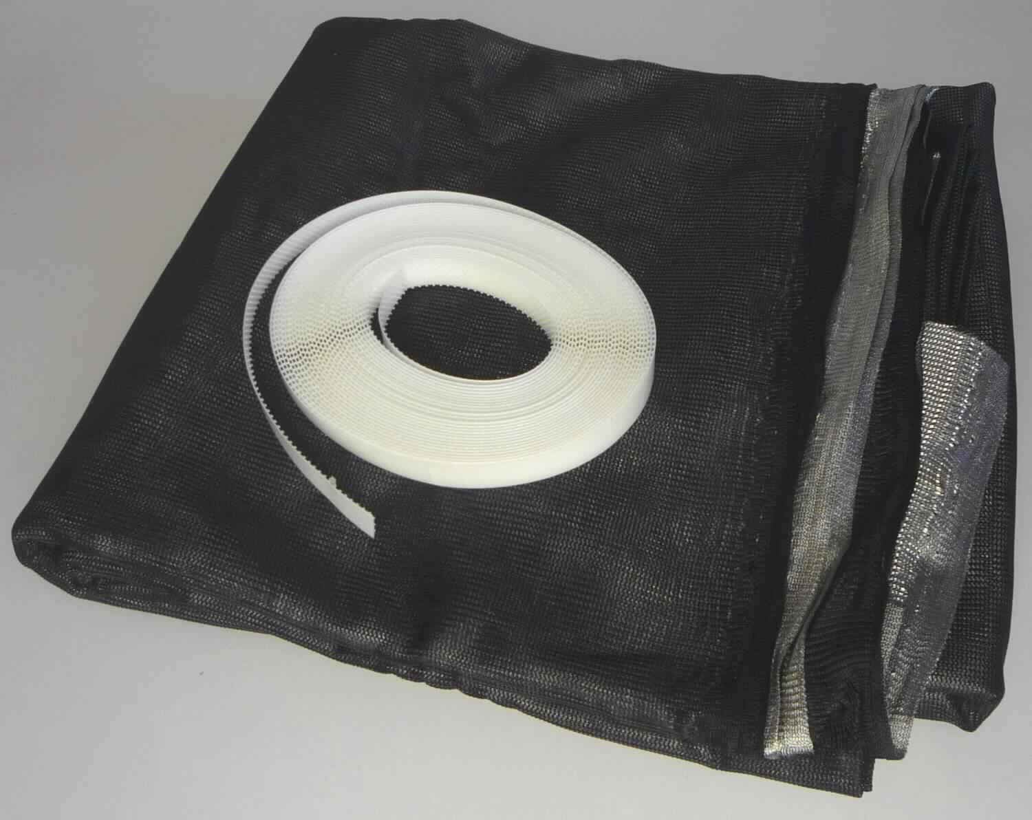 Kettengewirke, sog. Polyester Fenster-Sonnenschutzfliegengitter, Foto siehe Anlage,
- mit Befestigungsmaterial (einem selbstklebenden, einseitig mit noppenartigen Häkchen versehenen 
  Kunststoffband) in einem Polybeutel mit bedrucktem Pappiereinleger verpackt,
- rechteckig zugeschnitten; laut Antrag in den Abmessungen: 130 cm x 150 cm,
- aus ca. 0,4mm dicken, undichten Kettengewirken aus laut Antrag 100 % Polyester (synthetische Chemiefasern); 
  die Gewirke sollen einseitig mit Aluminium bestrichen oder überzogen sein; ein Bestreichen bzw. Überziehen ist 
  mit bloßem Auge jedoch nicht wahrnehmbar (keine Meterware der Position 5907),
- keine Elastomergarne oder Kautschukfäden enthaltend,
- gefärbt,
- soll zur Verwendung als Insektenschutzgitter an Fenstern angebracht werden; stellt sich nicht als Gewirke im
  Sinne der Unterpositions-Anmerkung 1 zu Kapitel 60 dar.

"Kettengewirke, anderes als in den Positionen 6001 bis 6004 genannte, aus synthetischen Chemiefasern, 
 anderes als in der Unterposition 6005 35 genannte, gefärbt"
