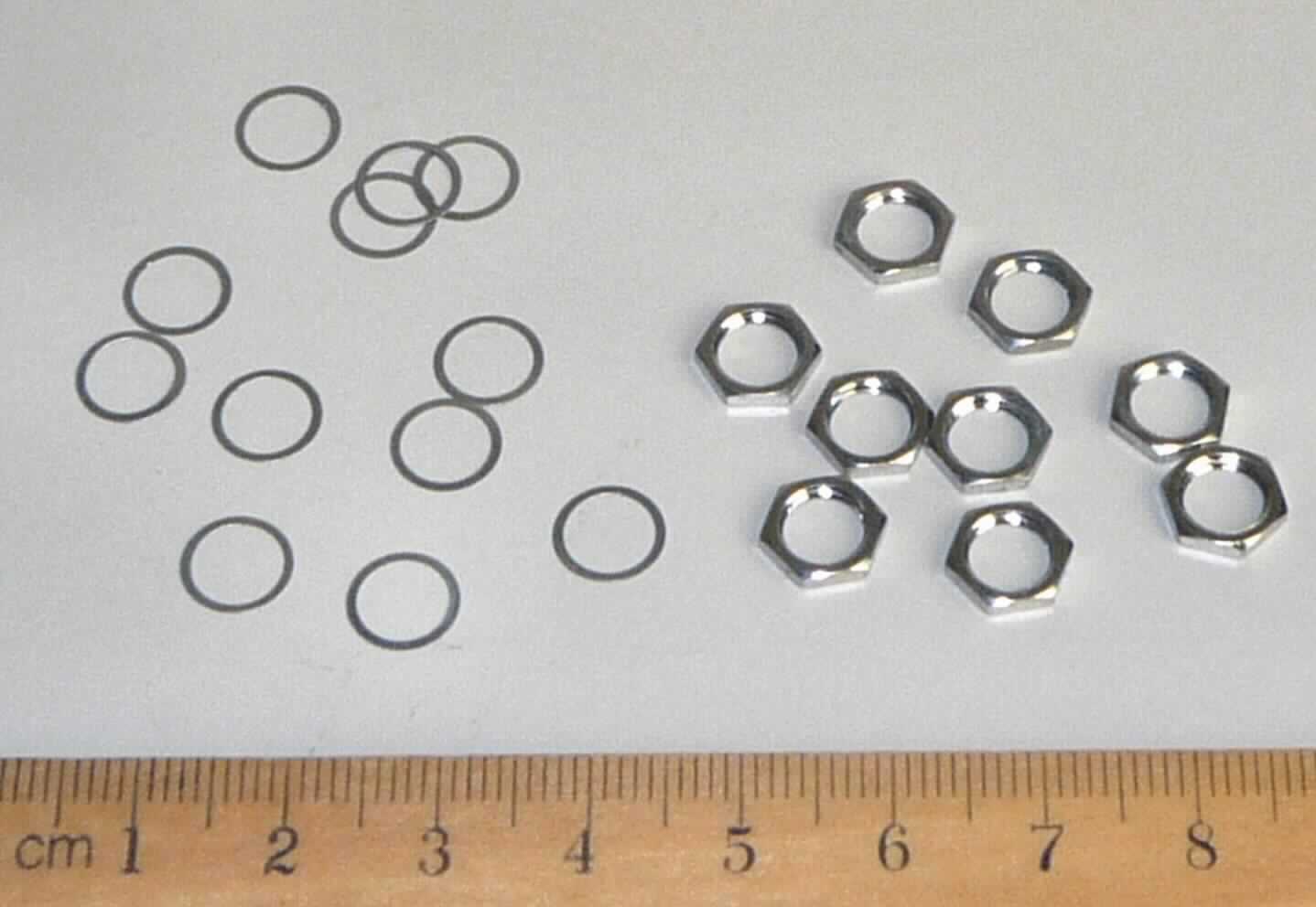 Es handelt sich um Warenzusammenstellungen, bestehend aus:
- Muttern aus einer Kupferlegierung mit gewichtsmäßig vorherrschendem Kupfergehalt 
  (Höhe: ca. 1,5 mm) mit durchgehendem metrischen Innengewinde und Außensechskant und 
- Unterlegscheiben aus nicht rostendem Stahl mit kreisrunder, mittiger Lochung 
  (Höhe: ca. 0,1 mm , Außendurchmesser: ca. 7,8 mm).
Die Erzeugnisse sind getrennt in Kunststoffbeuteln und gemeinsam in einem weiteren Kunststoffbeutel für den Einzelverkauf aufgemacht.
(Antragstellerangaben)

Die Muttern bestimmen im Hinblick auf das Gewicht und die Bedeutung für die Verwendung den Charakter der Warenzusammenstellungen. 

Abbildung siehe Anlage. 

Derartige Erzeugnisse gehören als "Muttern aus Kupfer" zur Codenummer 7415 3300 00 0 des Zolltarifs.